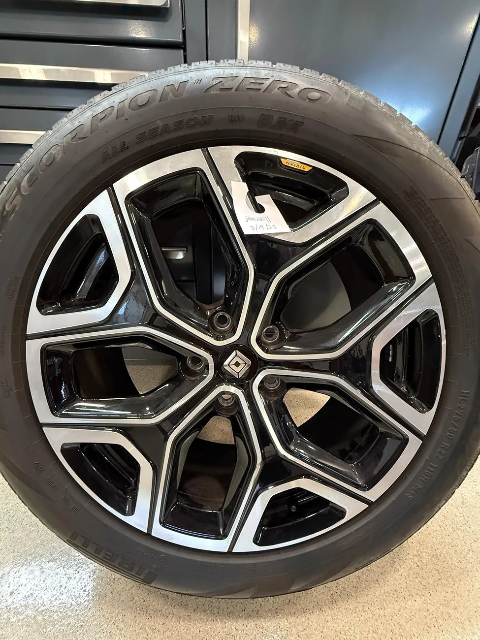 Rivian R1T R1S FS - 22" OEM Sport Bright wheels IMG_0935