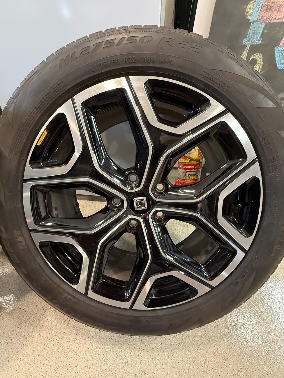 Rivian R1T R1S FS - 22" OEM Sport Bright wheels IMG_0936.JPG