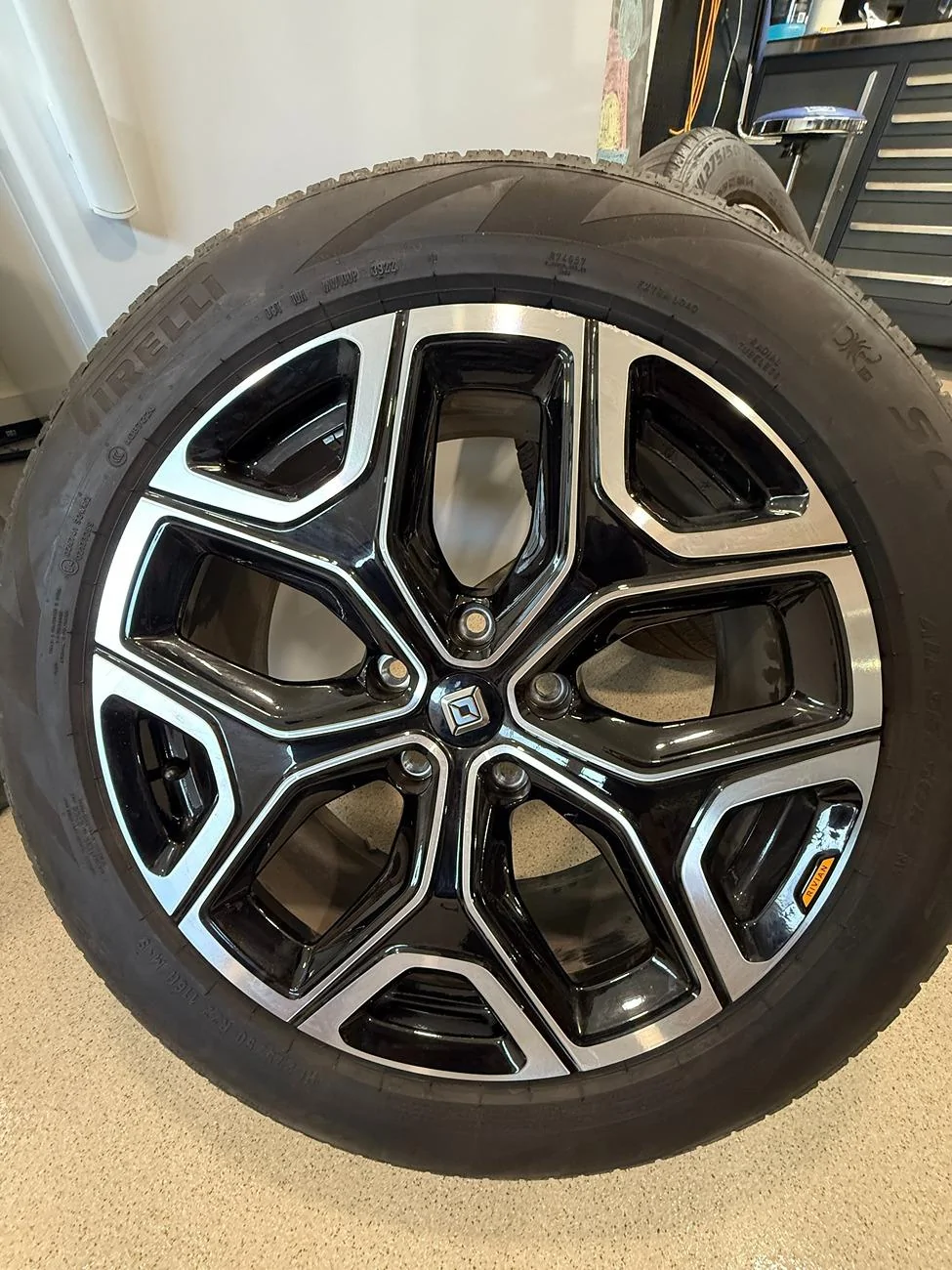 Rivian R1T R1S FS - 22" OEM Sport Bright wheels IMG_0937
