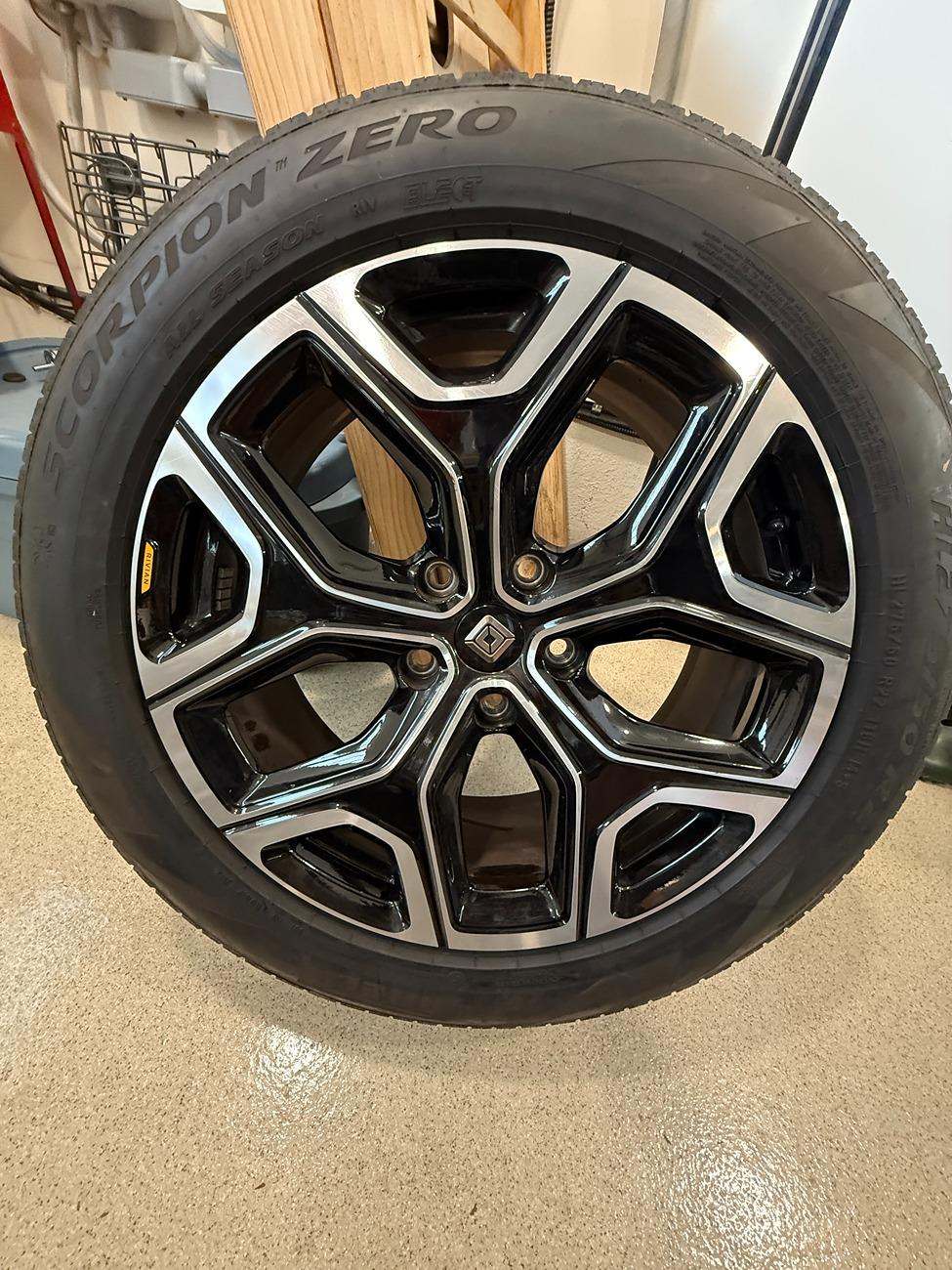 Rivian R1T R1S FS - 22" OEM Sport Bright wheels IMG_0938.JPG