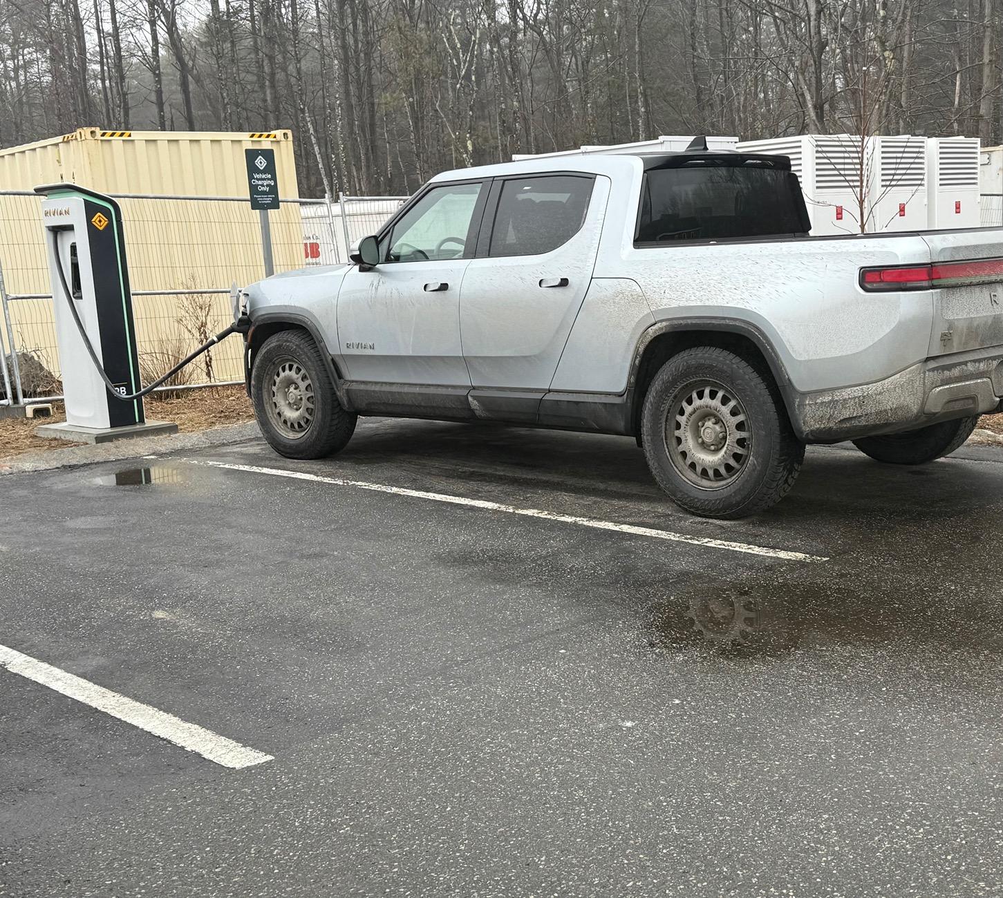 Rivian R1T R1S Nice wheels at Maine Freeport RAN IMG_4613
