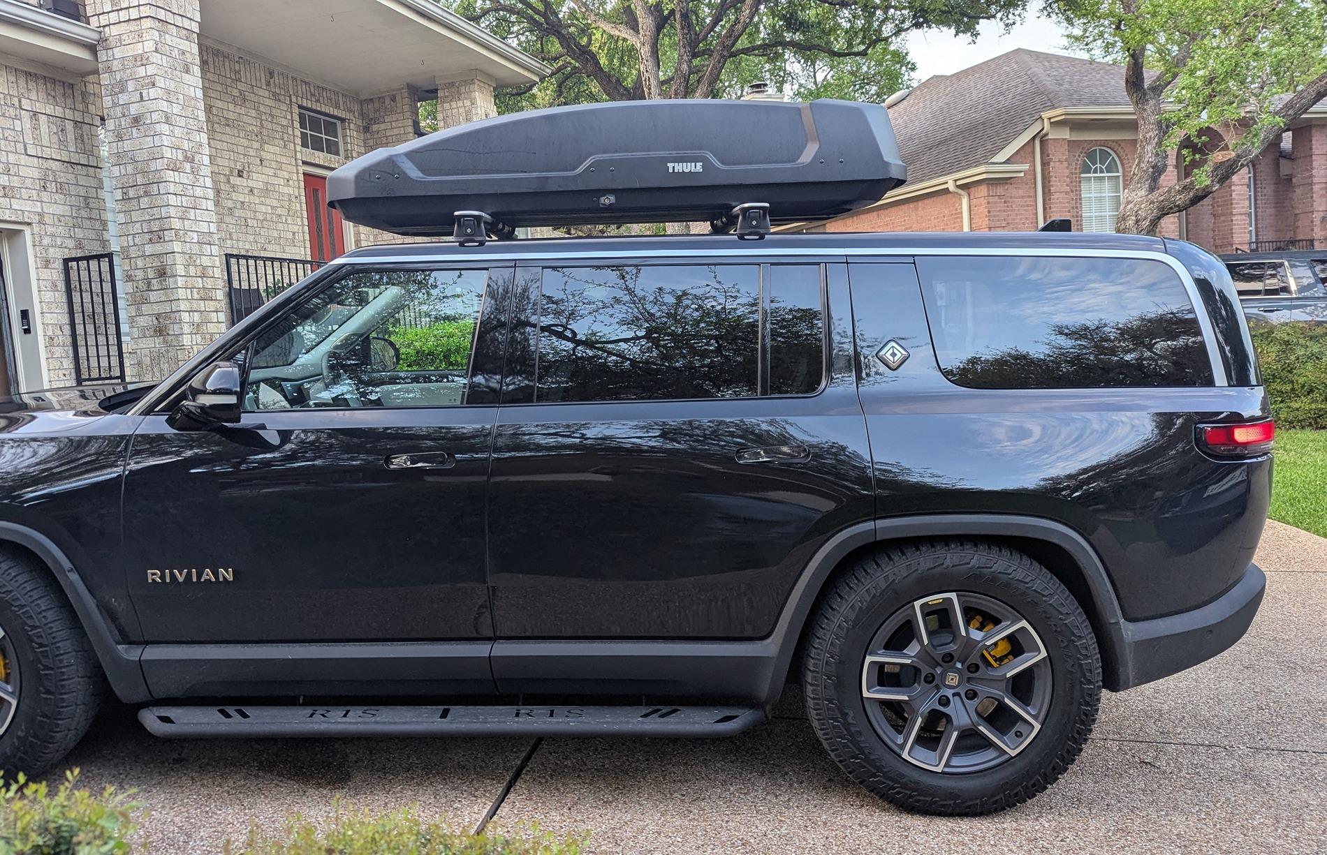 Rivian R1T R1S Thule Motion 3 Roof Box XXL on R1S - More space, fits well, runs quiet 1000029451