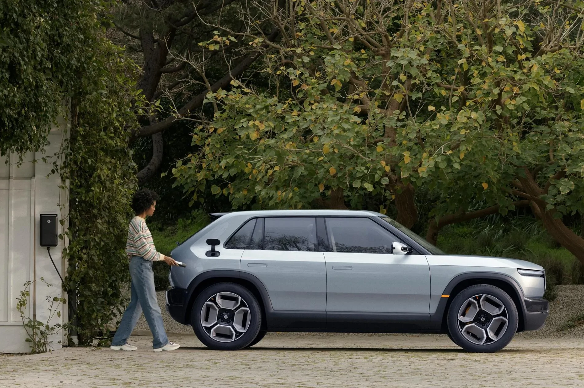 Rivian R1T R1S RJ shows R2 in e-coat! 1743686753166-3q