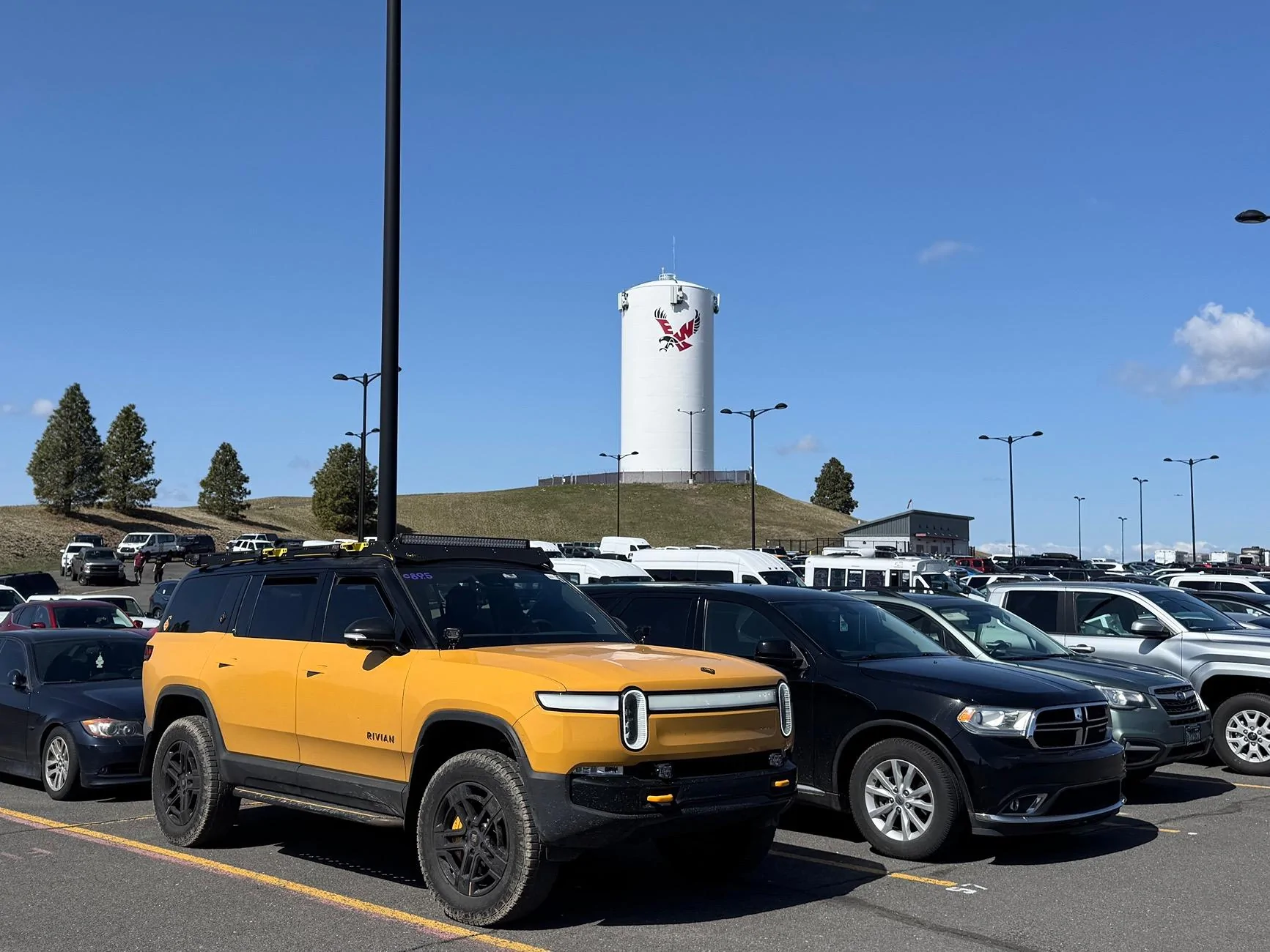 Rivian R1T R1S ? COMPASS YELLOW R1S  Photos IMG_3764