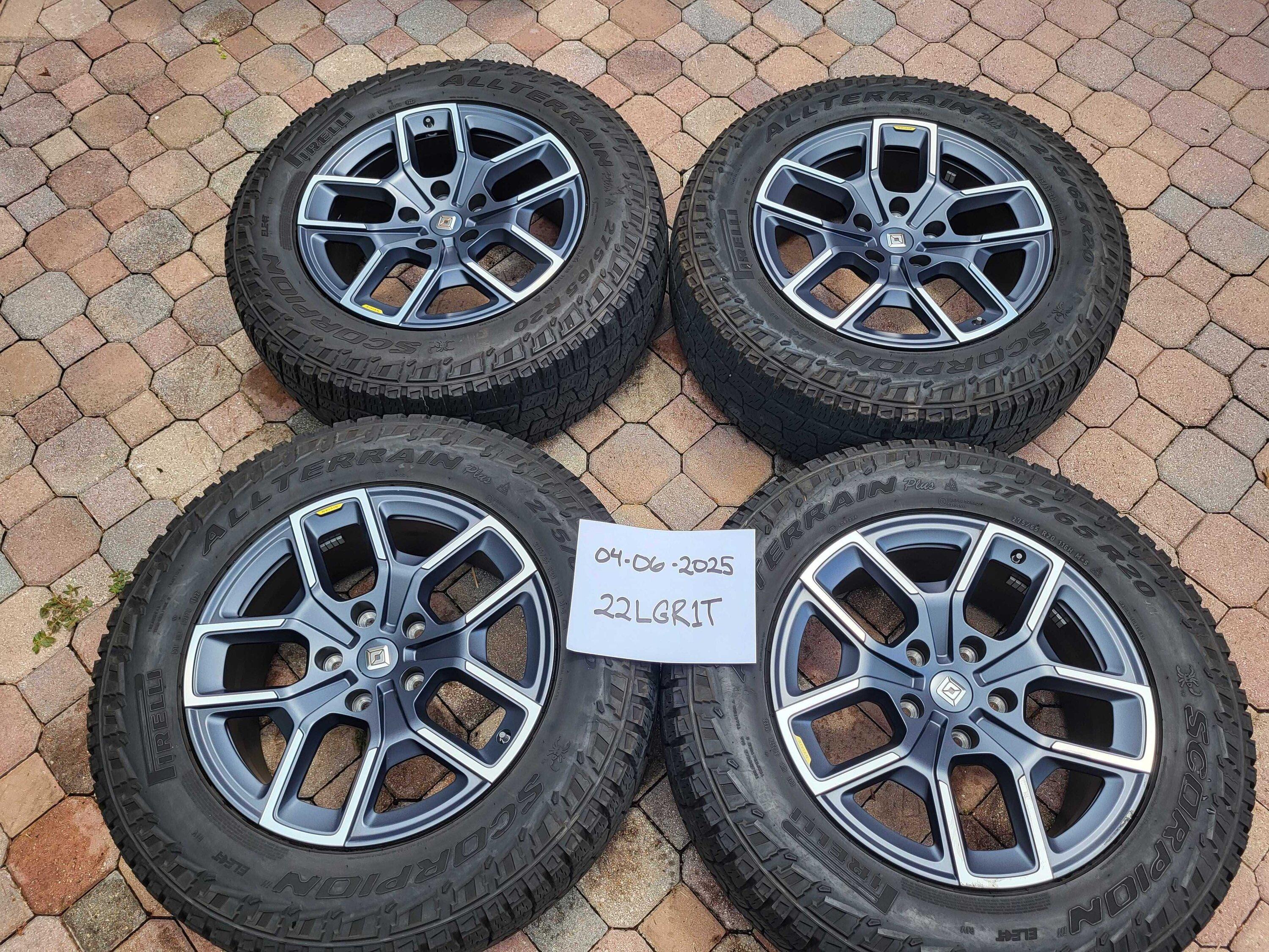 Rivian R1T R1S FS: 20" AT Wheels & Tires 1000039020