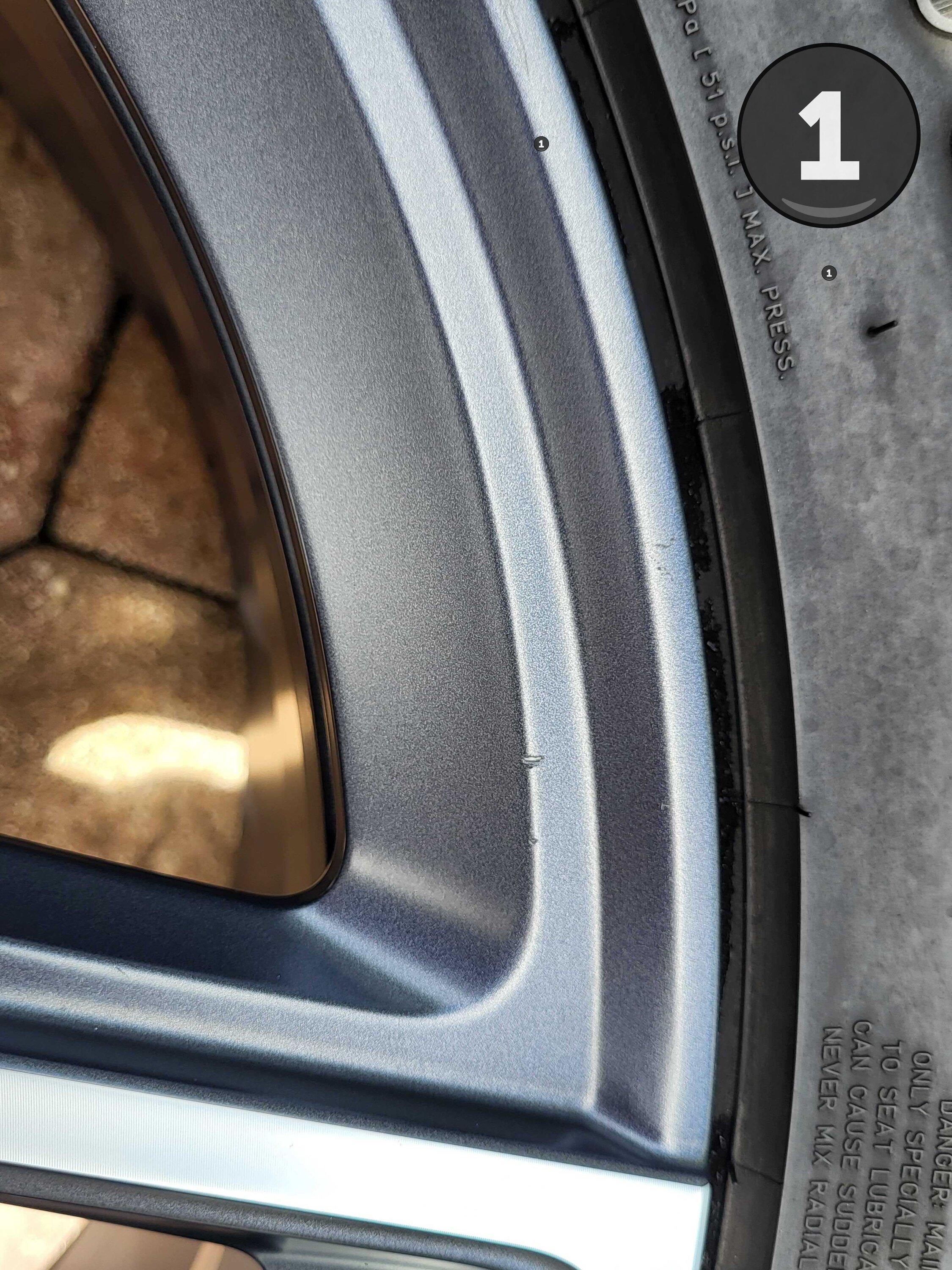Rivian R1T R1S FS: 20" AT Wheels & Tires 1000039017