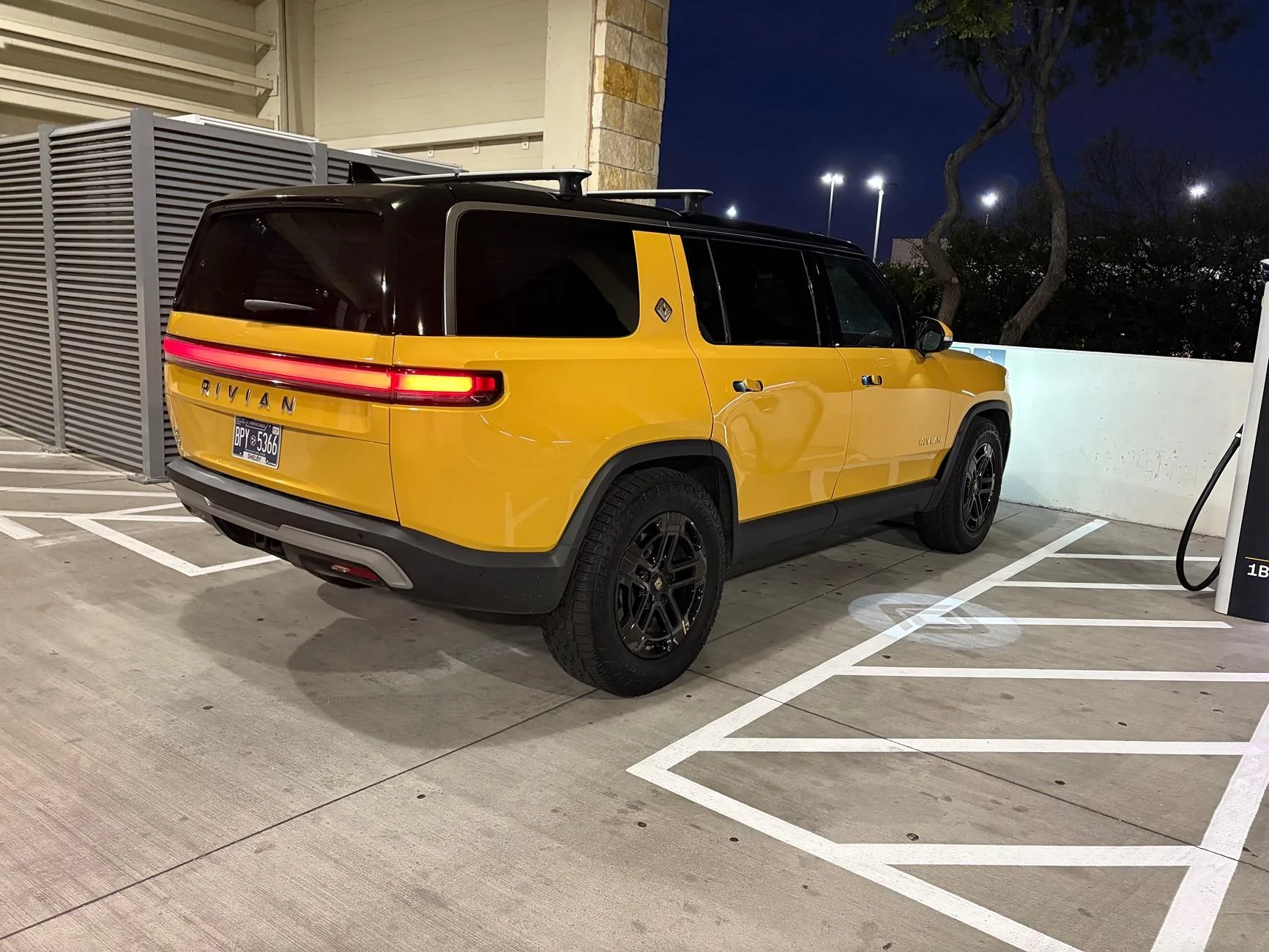 Rivian R1T R1S ? COMPASS YELLOW R1S  Photos IMG_0057