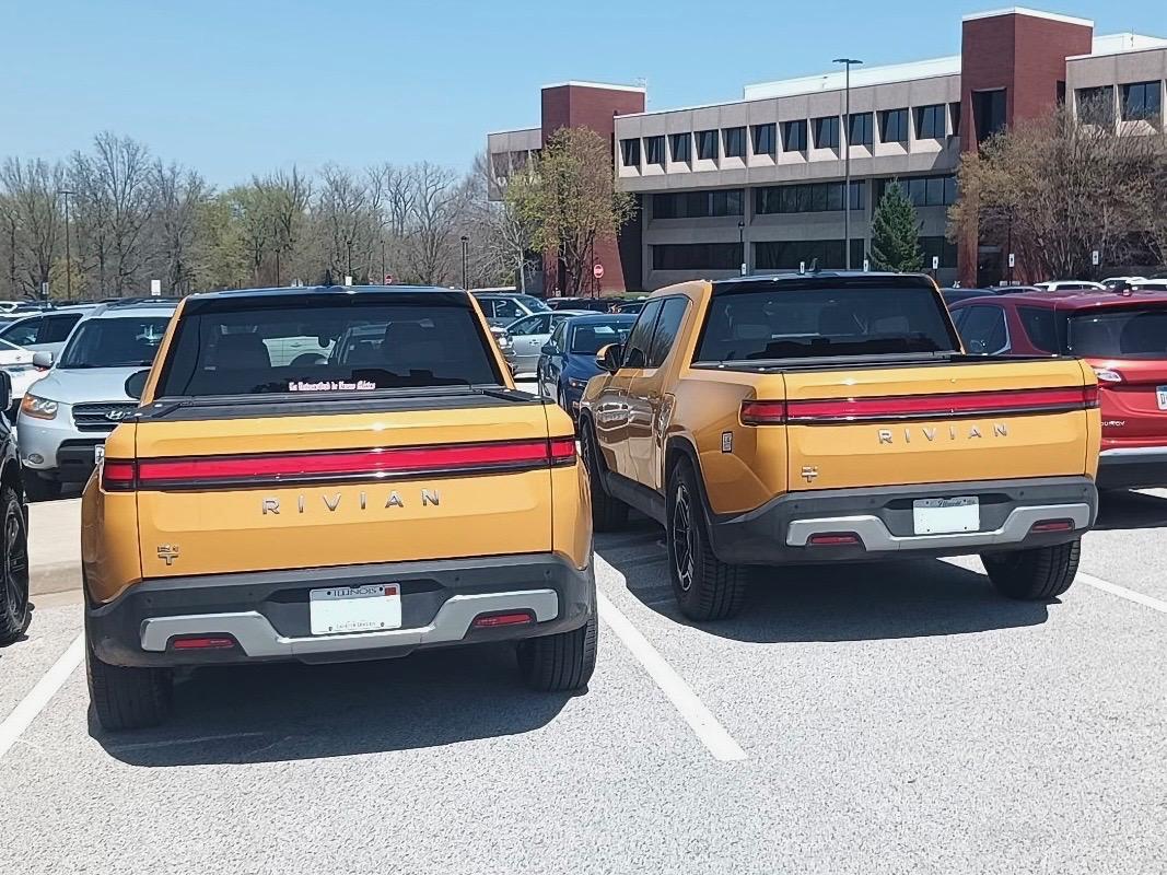Rivian R1T R1S ? COMPASS YELLOW R1S  Photos 1000015375