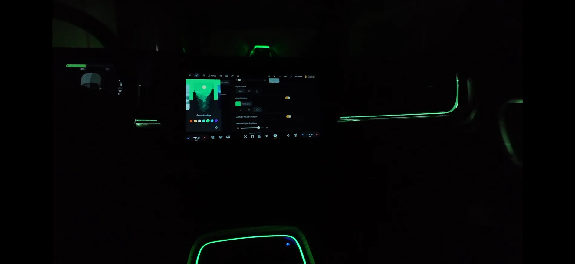 Rivian R1T R1S Hansshow Rivian Phone Charging Pad IMG_1583