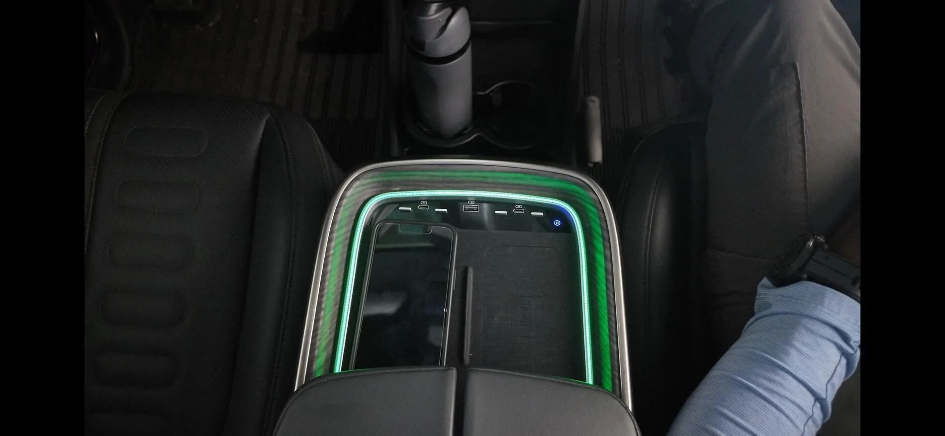 Rivian R1T R1S Hansshow Rivian Phone Charging Pad IMG_4692