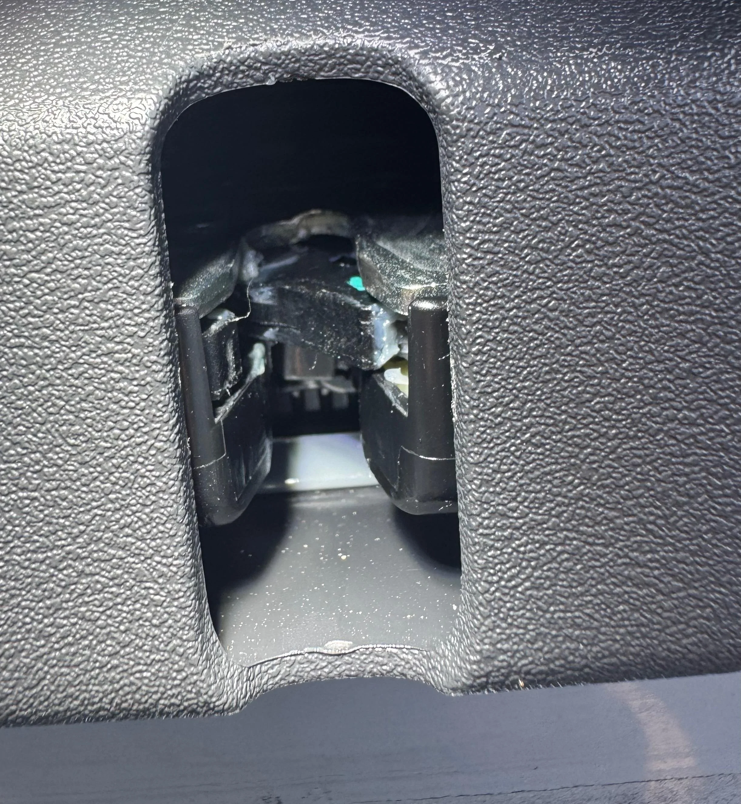 Rivian R1T R1S R1S Rear top hatch not latching IMG_0249