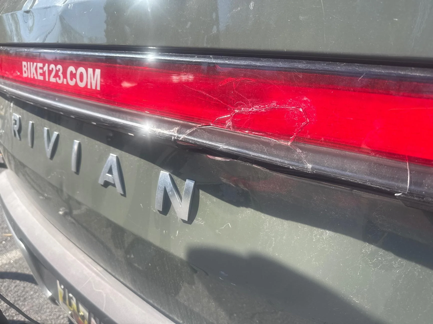 Rivian R1T R1S R1T left taillight replace. imag
