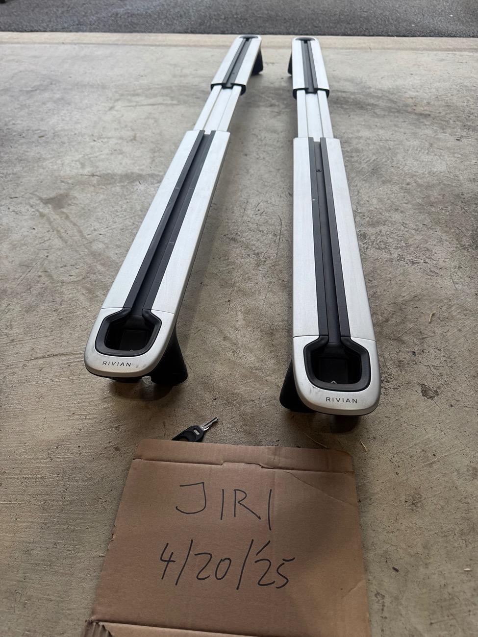 Rivian R1T R1S Crossbars - no issues. Keys included. IMG_9592