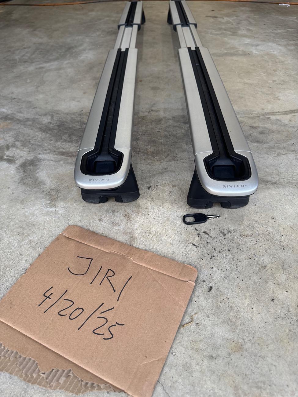 Rivian R1T R1S Crossbars - no issues. Keys included. IMG_9594