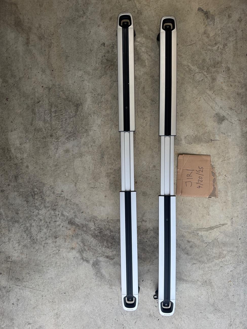 Rivian R1T R1S Crossbars - no issues. Keys included. IMG_9593