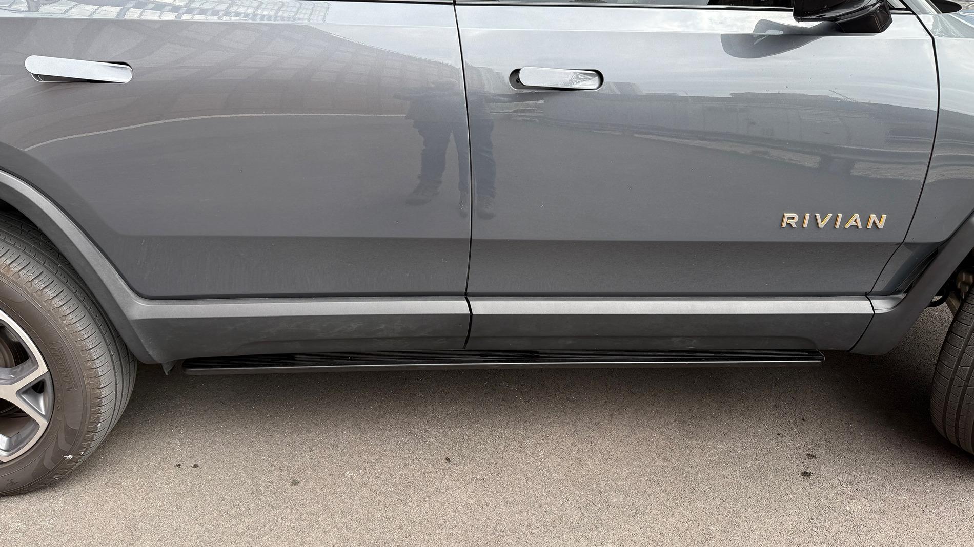 Rivian R1T R1S Retractable Electric Running Boards from Hansshow Hansshow Retracted