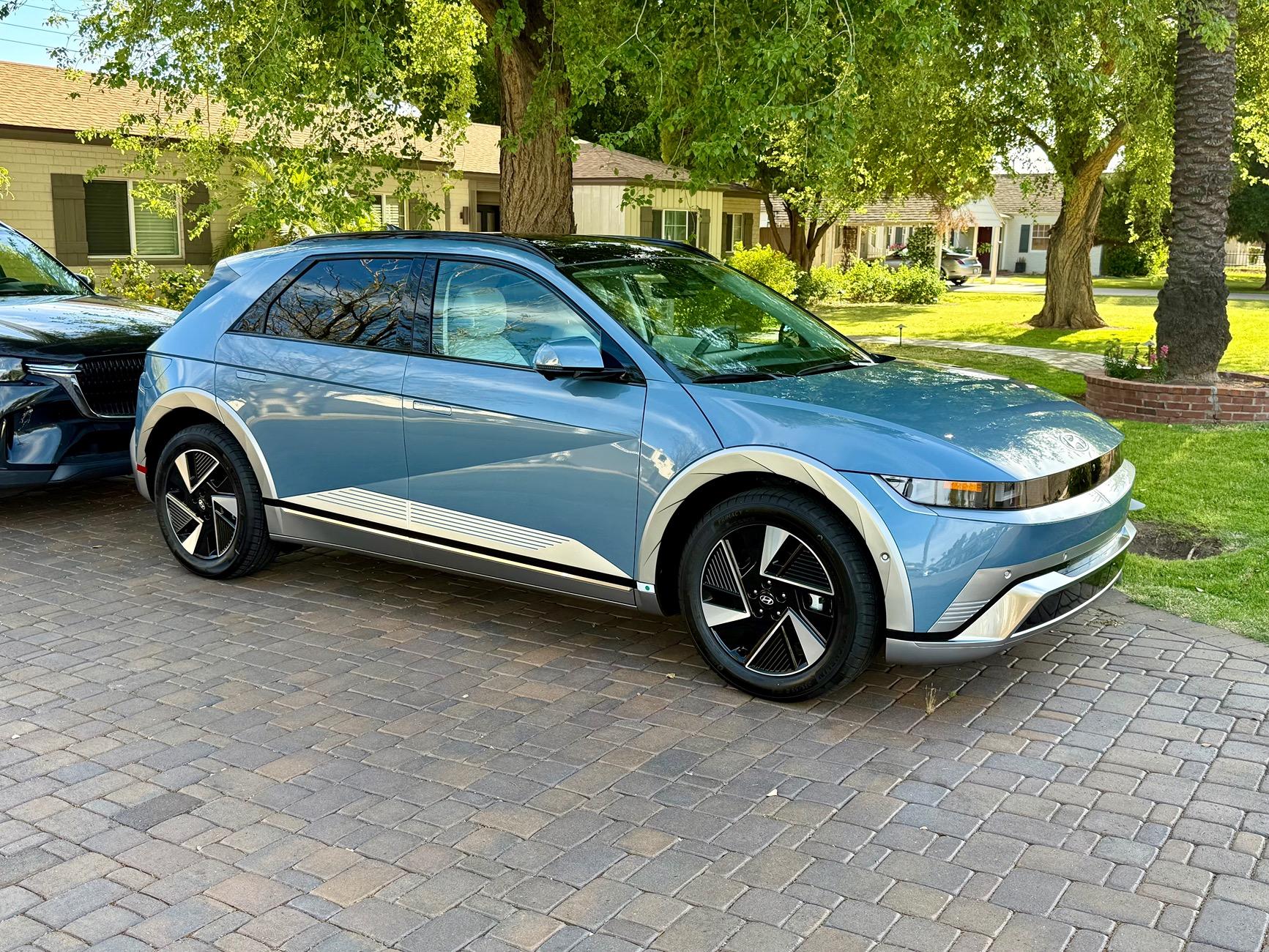 Rivian R1T R1S No longer an all Rivian household IMG_5076
