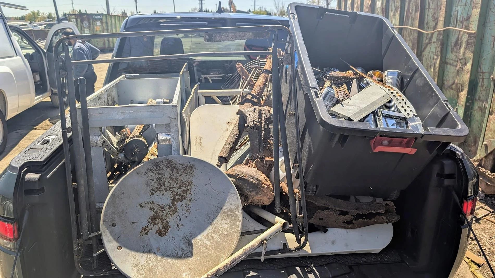 Rivian R1T R1S Happy Earth Day! 31 Rivians. Many friends and family and pets cleaning up two beaches! 5 truck loads! 1745429018249-ui
