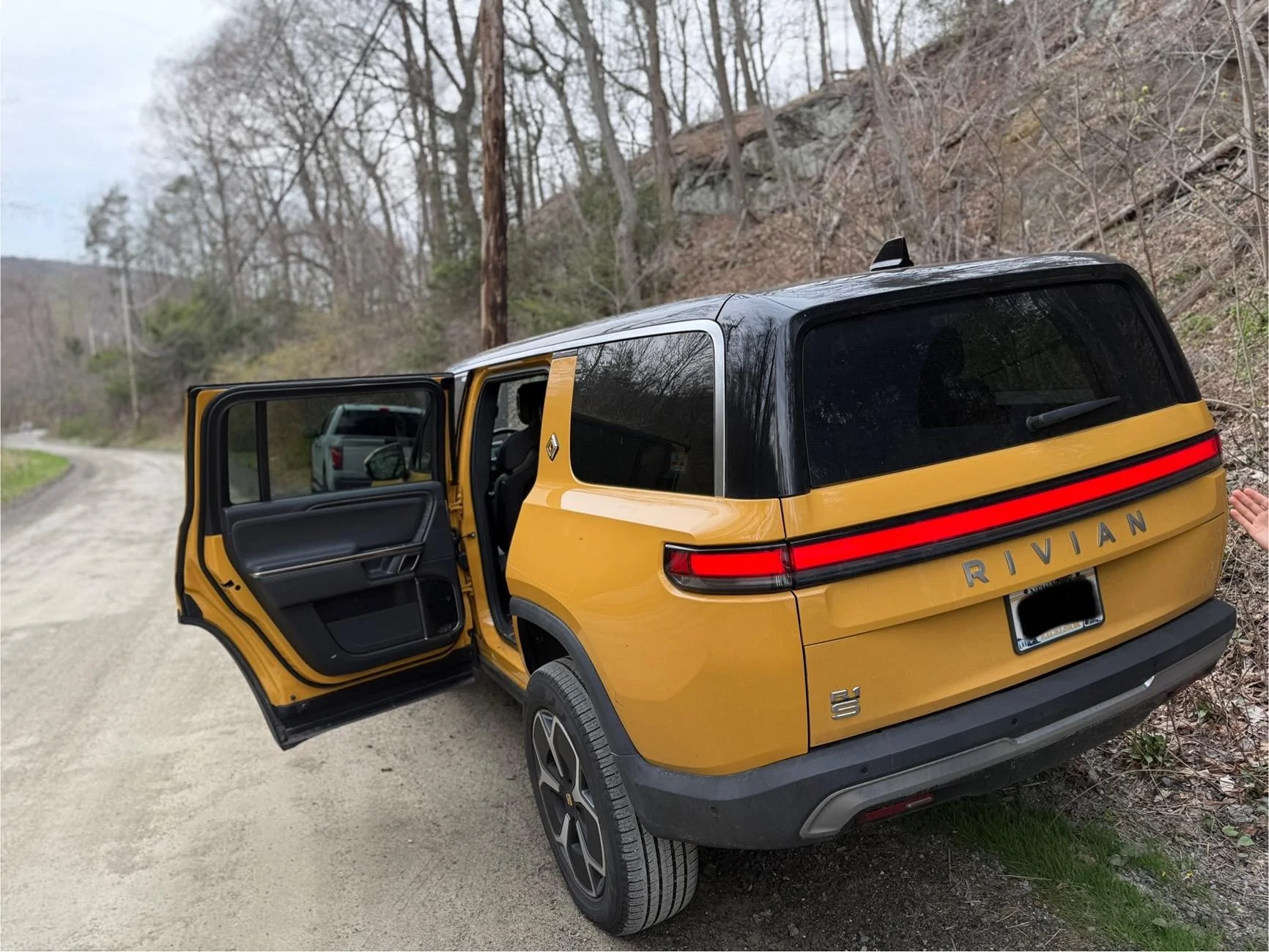 Rivian R1T R1S ? COMPASS YELLOW R1S  Photos IMG_5722