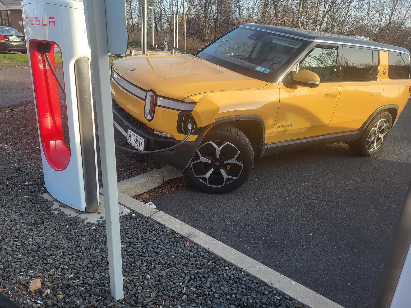 Rivian R1T R1S ? COMPASS YELLOW R1S  Photos 20250420_184348