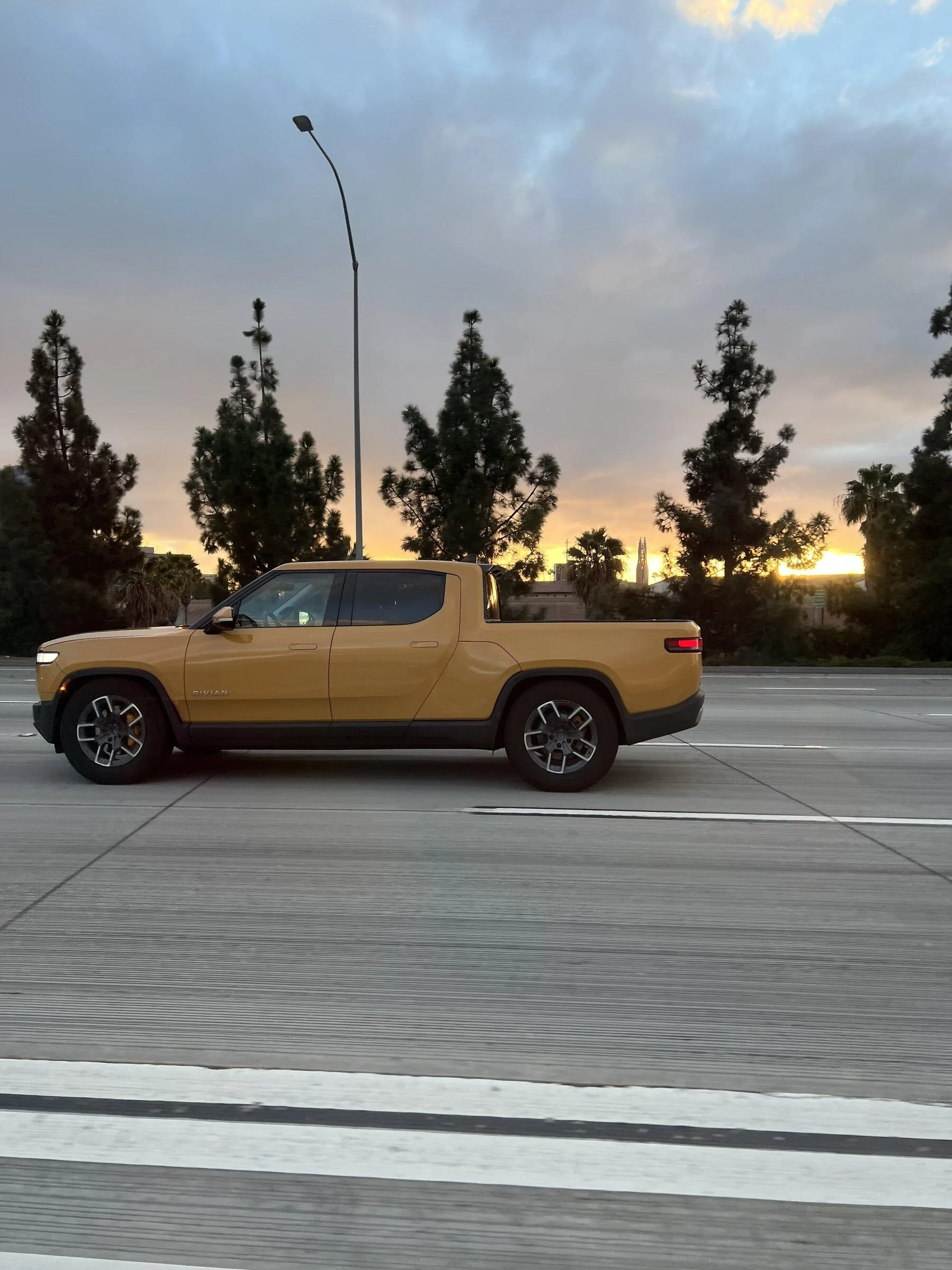 Rivian R1T R1S Real Rivian Photos & Videos 7ED32B26-318E-4F30-8E53-BDE1A6348BE7