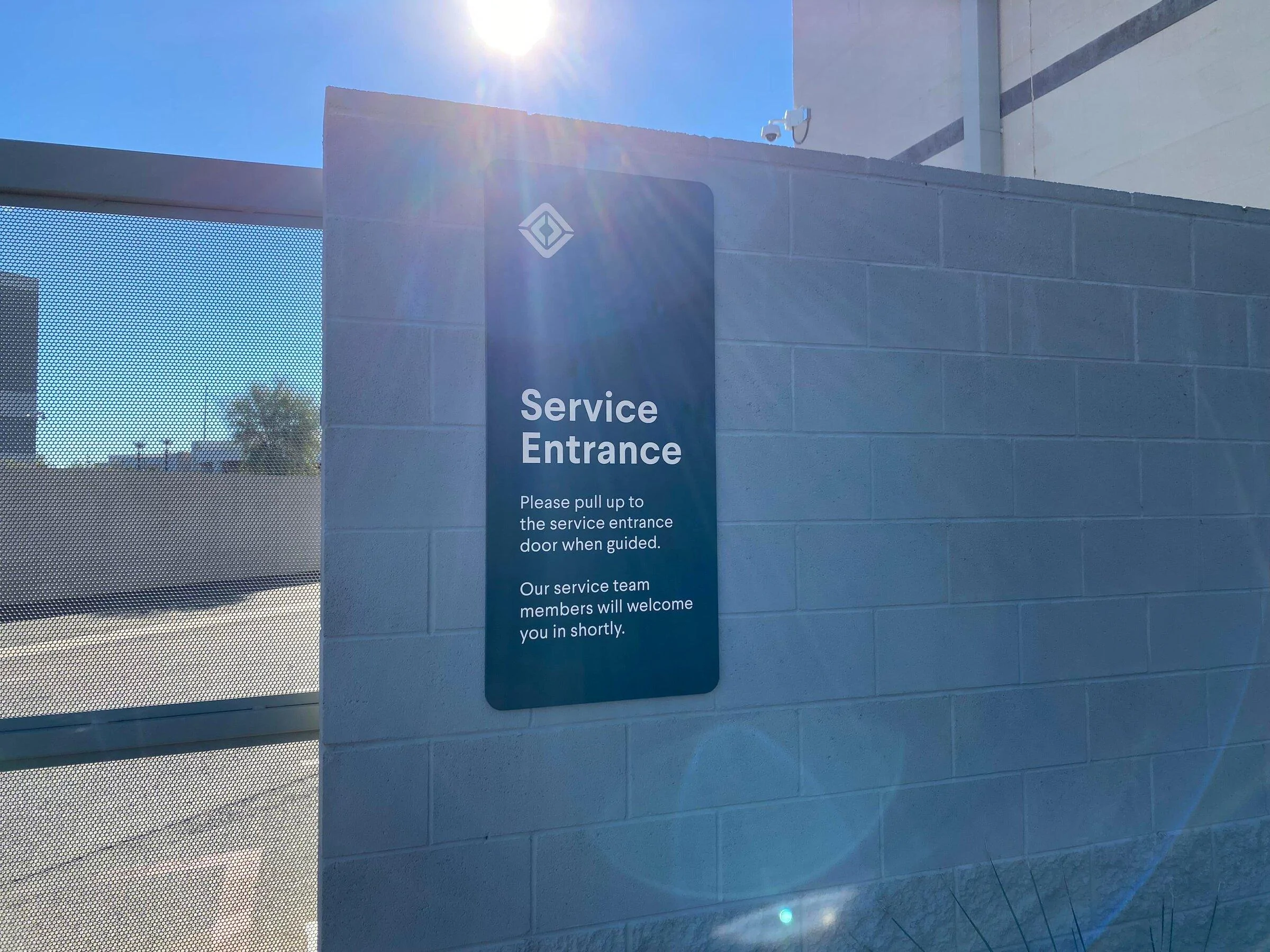Rivian R1T R1S First look @ Arizona Rivian Service Center (1075 E Salter Dr, Phoenix) m16ayo9keb981