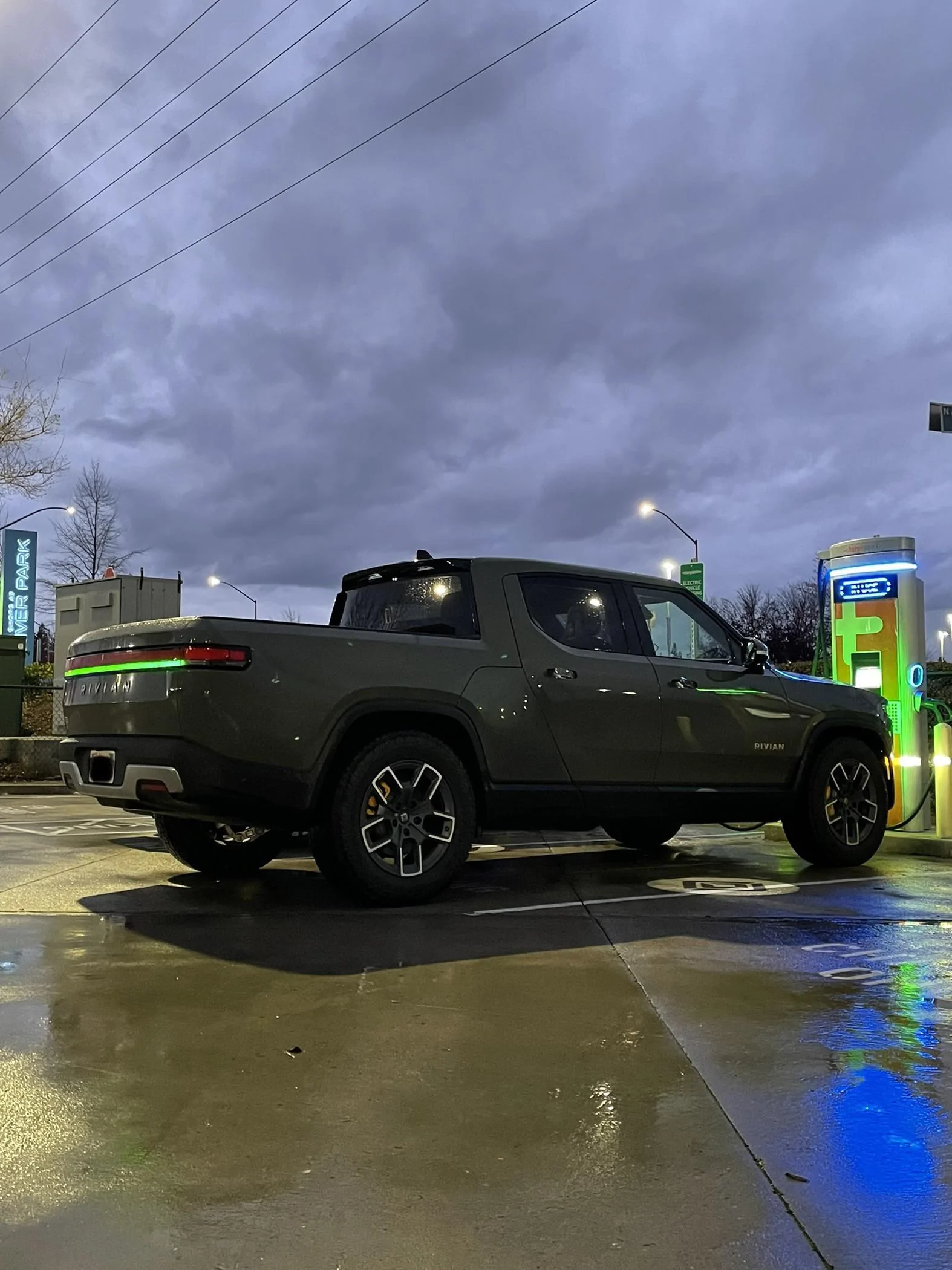 Rivian R1T R1S LAUNCH GREEN R1T Photos s30fr37mte981