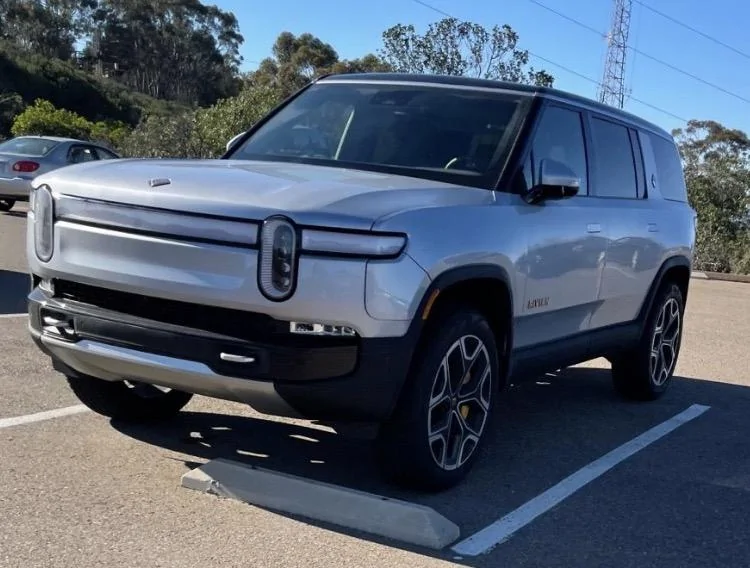 Rivian R1T R1S LA SILVER Rivian Photos 7gJXawd