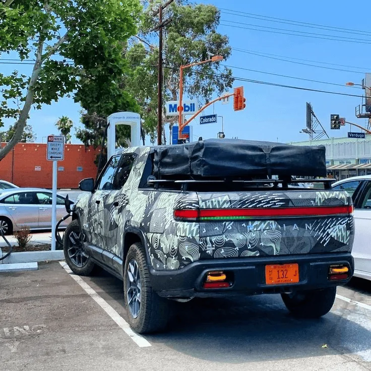 Rivian R1T R1S Video: R1T charging with LED light bar cycling 20FA235D-D4C7-4B8C-8F8F-3F8CEA0A0DB0