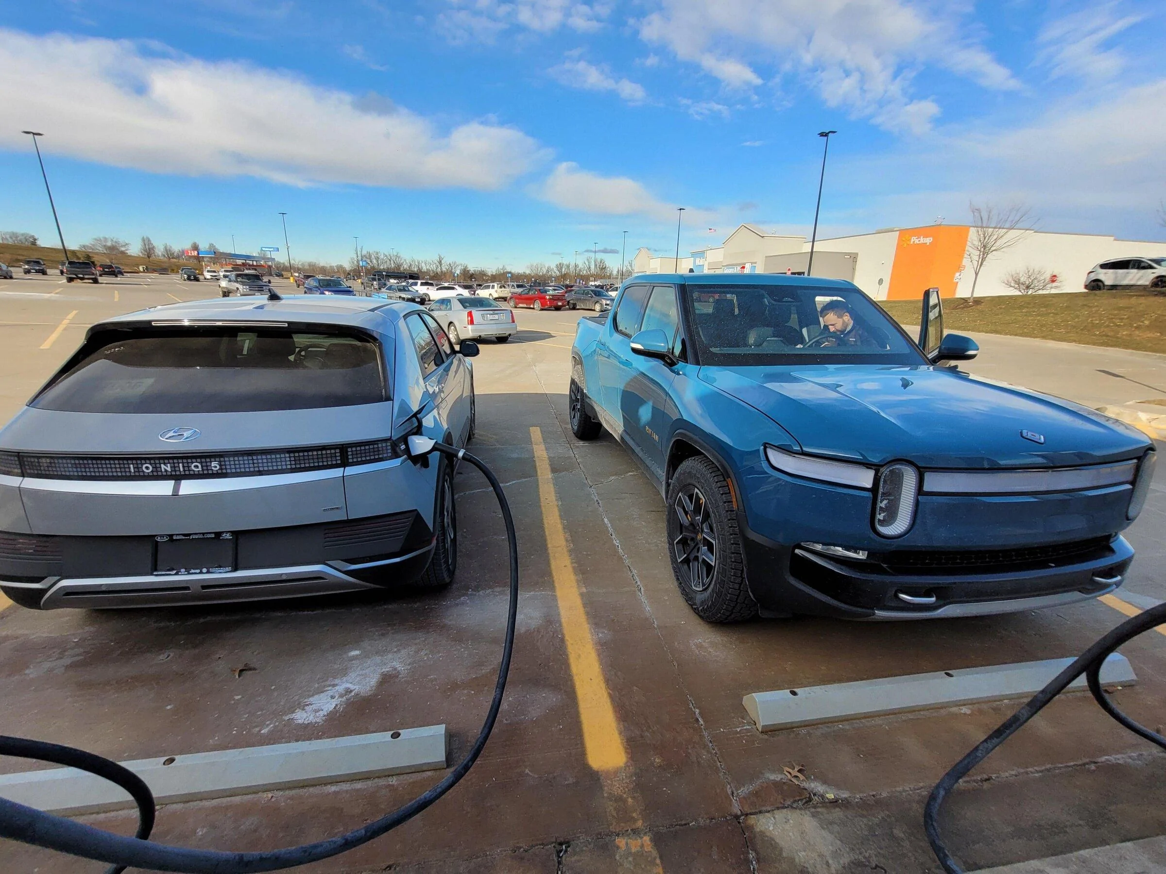 Rivian R1T R1S Rivian R1T vs Ioniq 5 at EA charger vbf0nfq6dea81