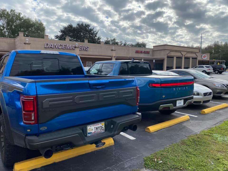 Rivian R1T R1S Rivian R1T vs F-150 Raptor vs Jeep Wrangler side-by-side Rivian R1T vs F-150 Raptor vs Jeep Wrangler side-by-side 2