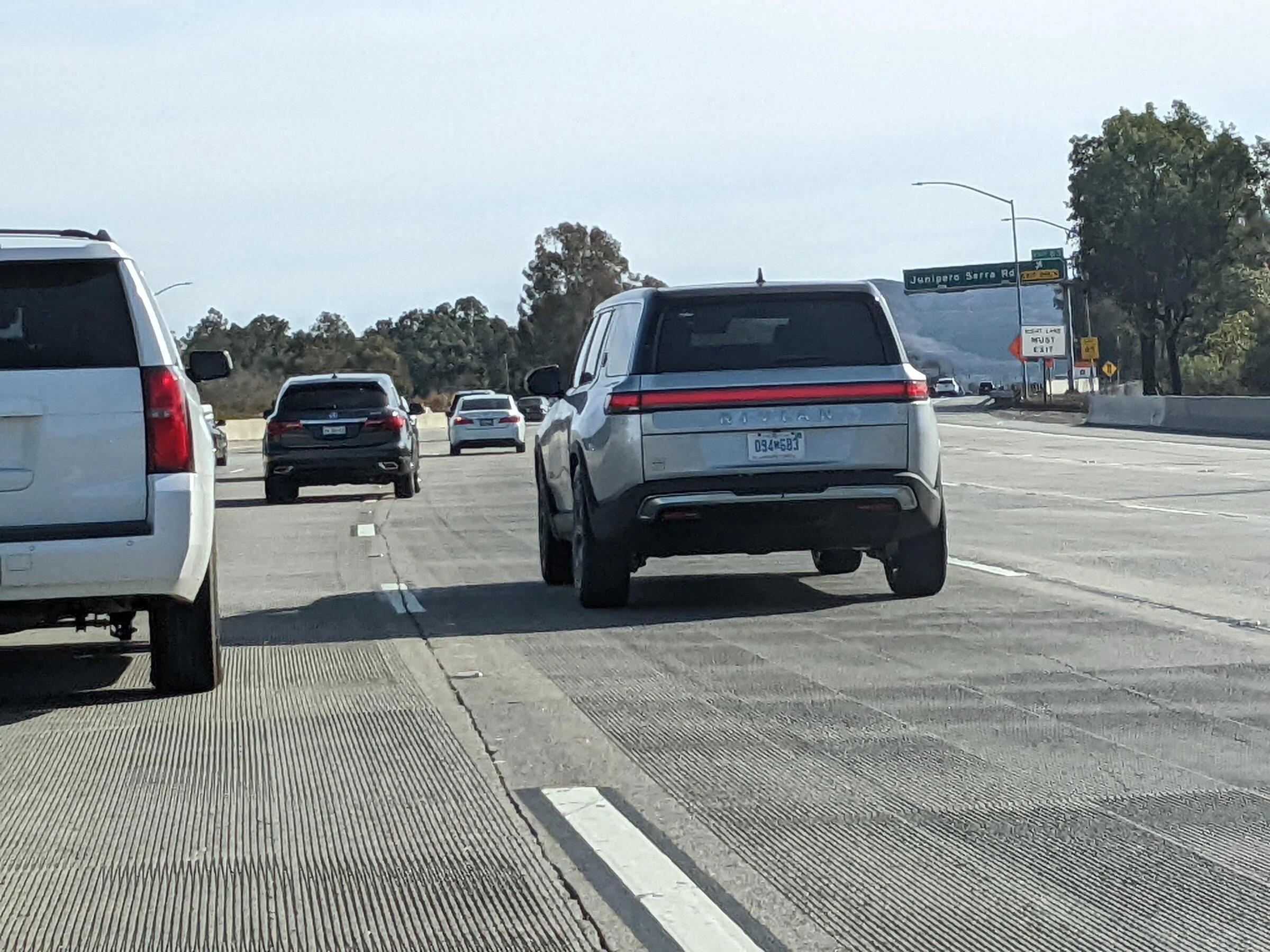Rivian R1T R1S LA SILVER Rivian Photos LA Silver R1S spotted 3