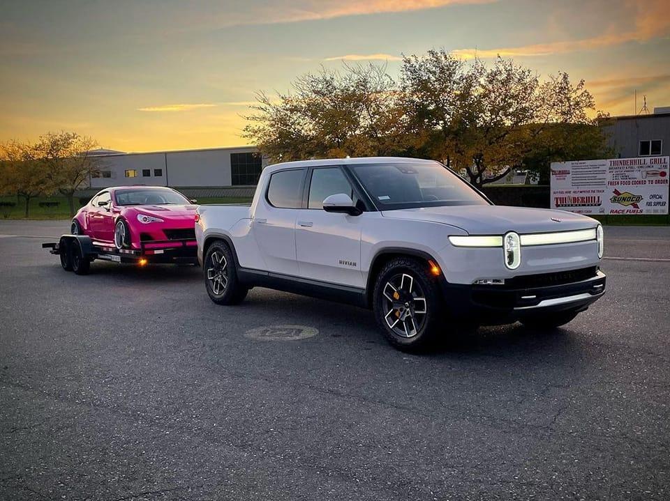 Rivian R1T R1S GLACIER WHITE R1T  Photos 271541537_3022145518051173_4659618898602744796_n (1)