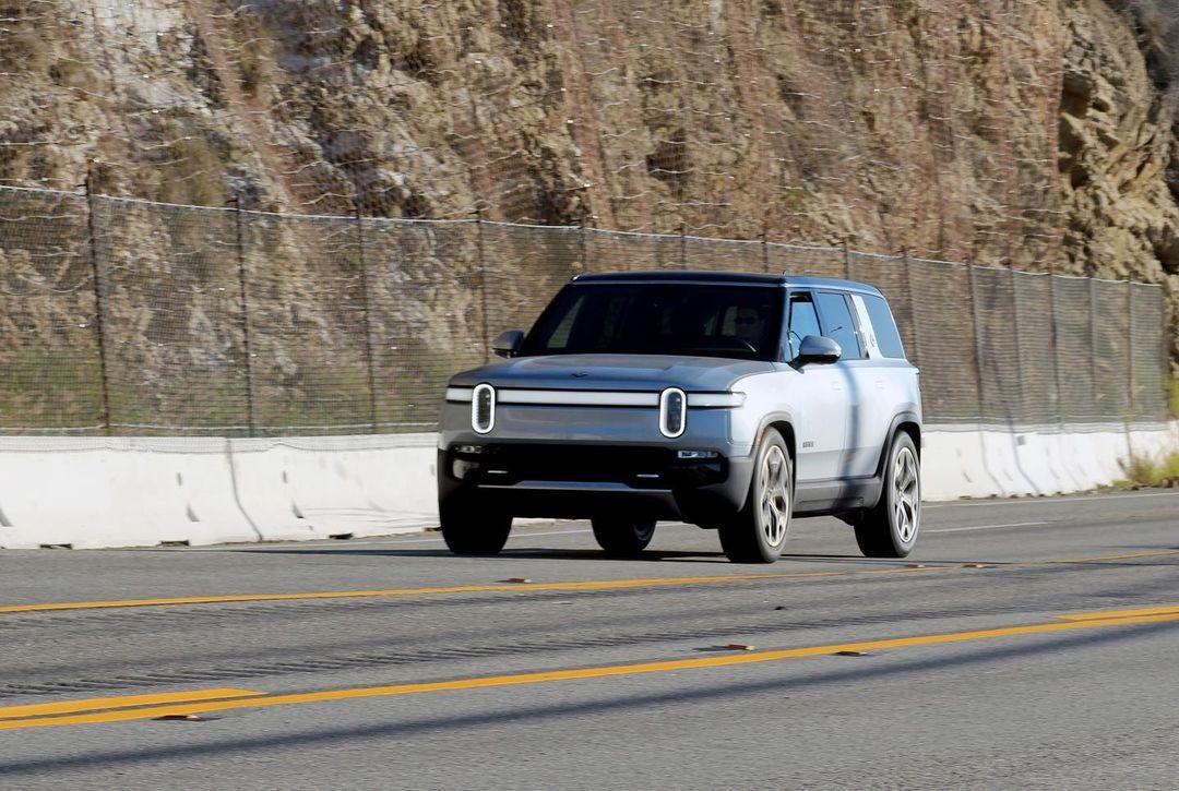 Rivian R1T R1S LA SILVER Rivian Photos LA Silver Rivian R1S SUV b