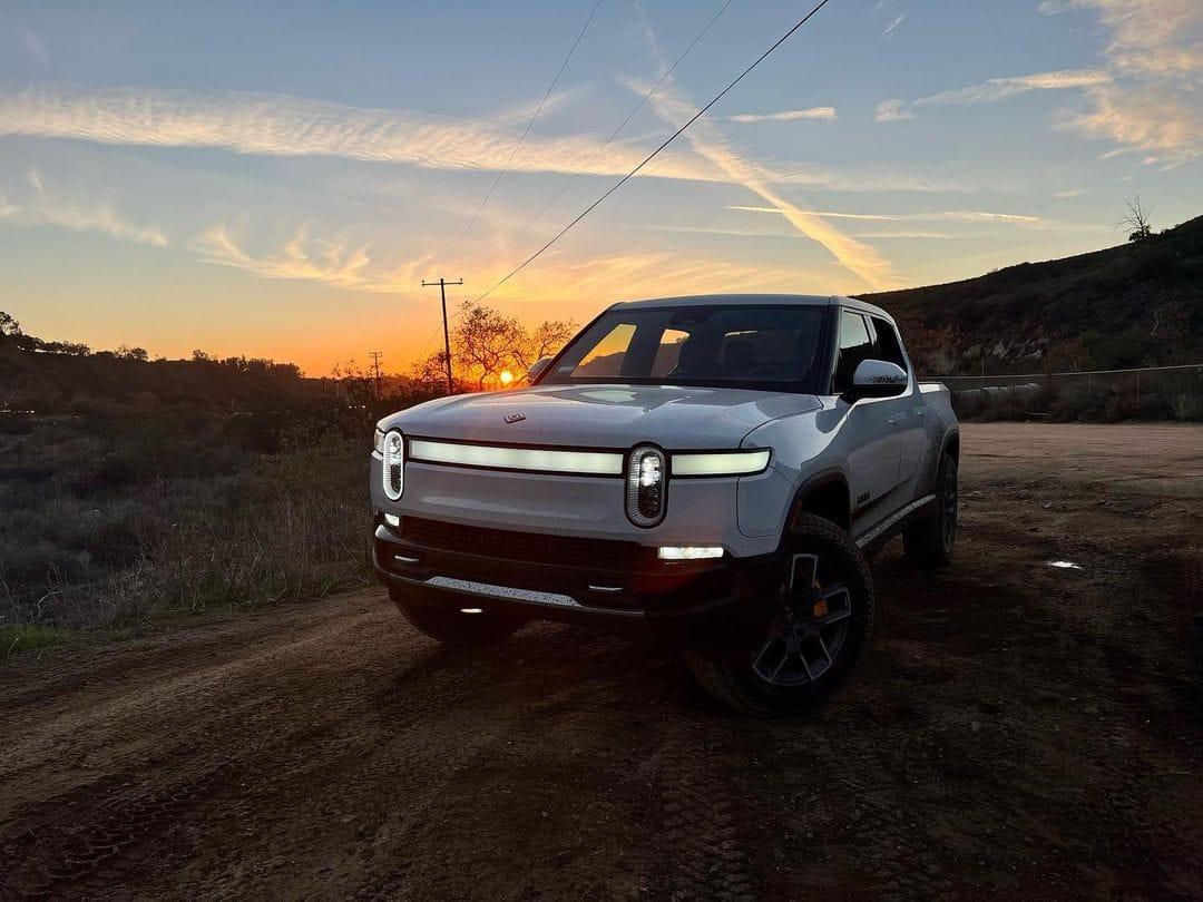 Rivian R1T R1S GLACIER WHITE R1T  Photos 271708687_3022578628007862_1679085623522191064_n