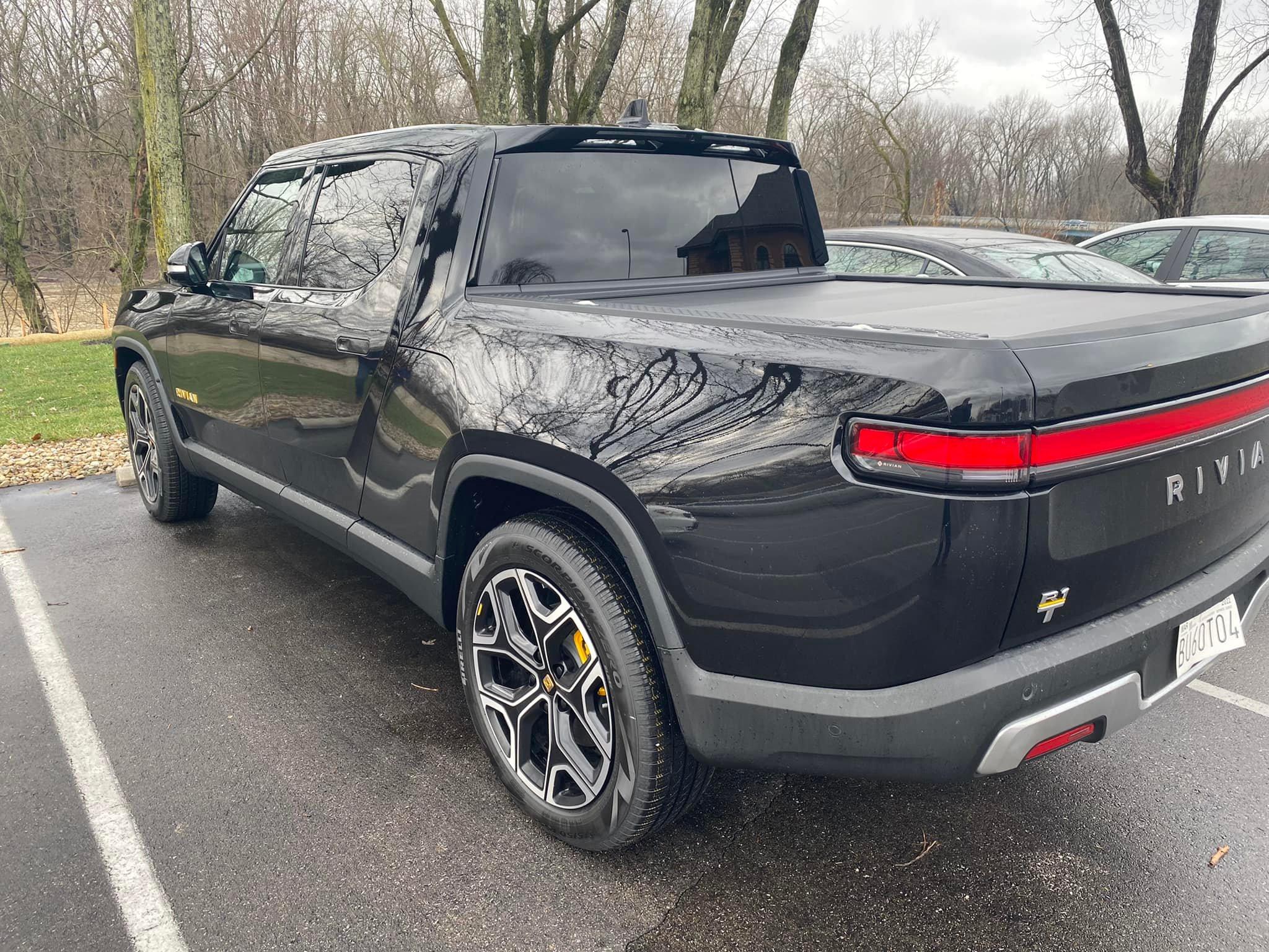 Rivian R1T R1S MIDNIGHT (Black) Rivian Photos Midnight Black Rivian R1T 1