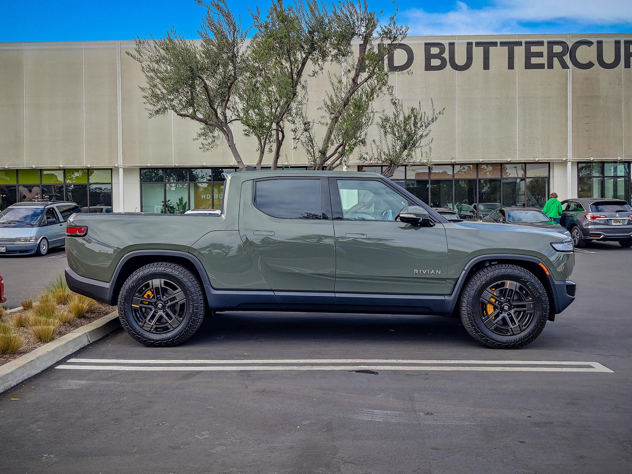 Rivian R1T R1S LAUNCH GREEN R1T Photos 271931732_10224585310155698_3687392437972638402_n