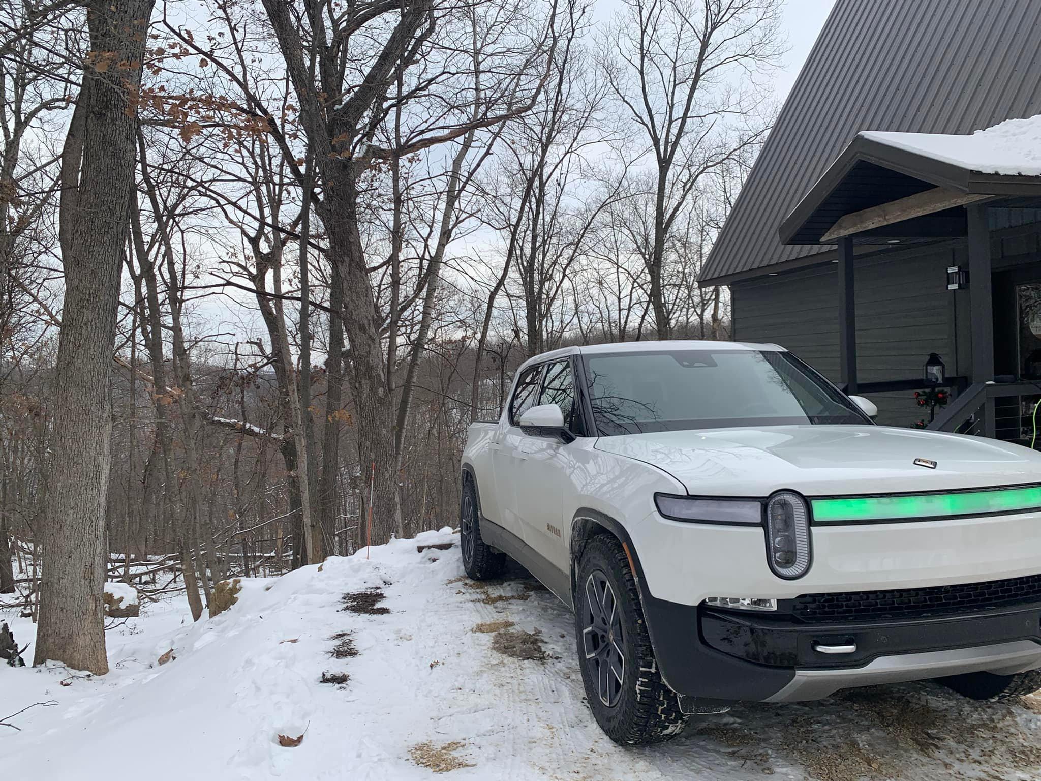 Rivian R1T R1S GLACIER WHITE R1T  Photos 272075308_5653785954635466_1861180556985788597_n