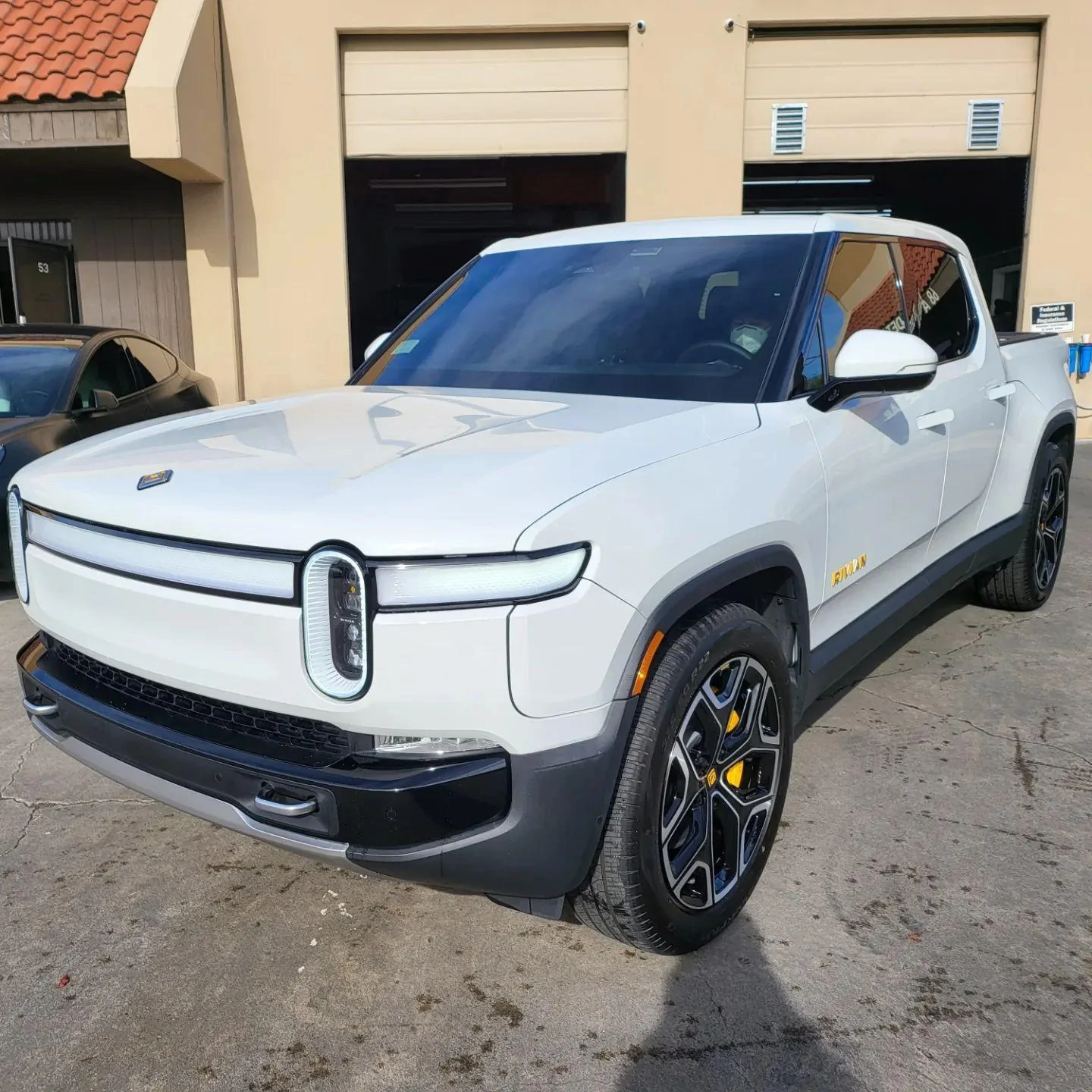 Rivian R1T R1S GLACIER WHITE R1T  Photos 3
