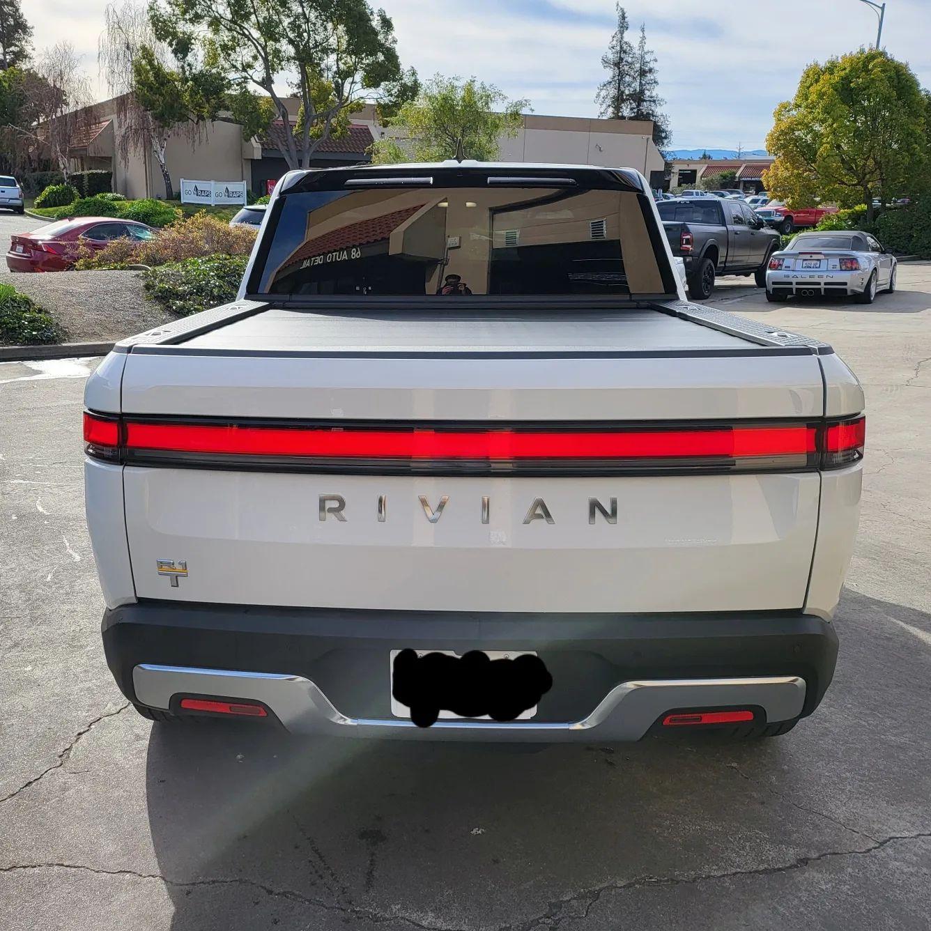 Rivian R1T R1S GLACIER WHITE R1T  Photos 5