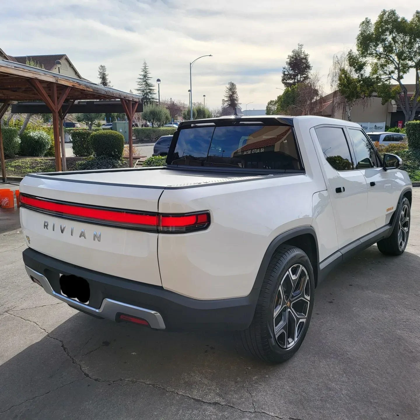 Rivian R1T R1S GLACIER WHITE R1T  Photos 6