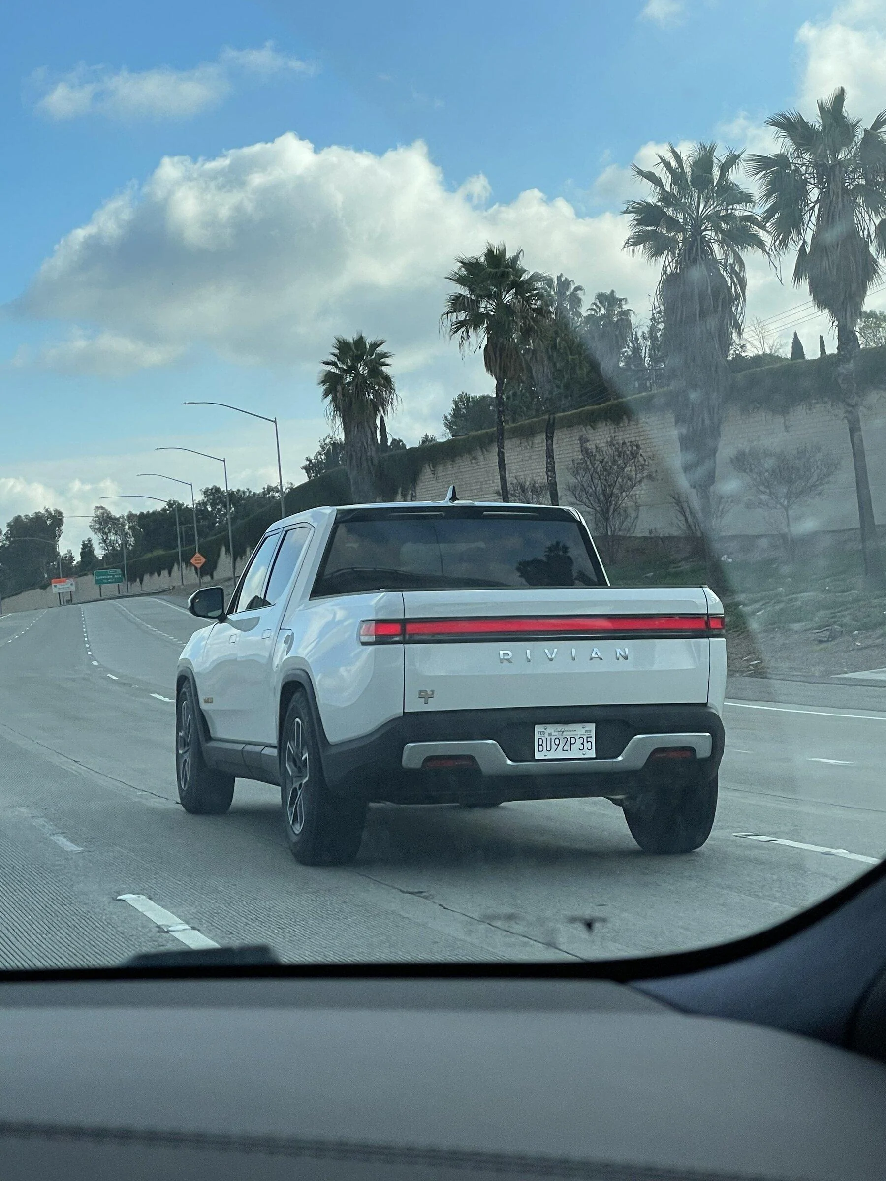 Rivian R1T R1S GLACIER WHITE R1T  Photos 2953CD01-211F-44BE-8AC1-9B42B8715A81