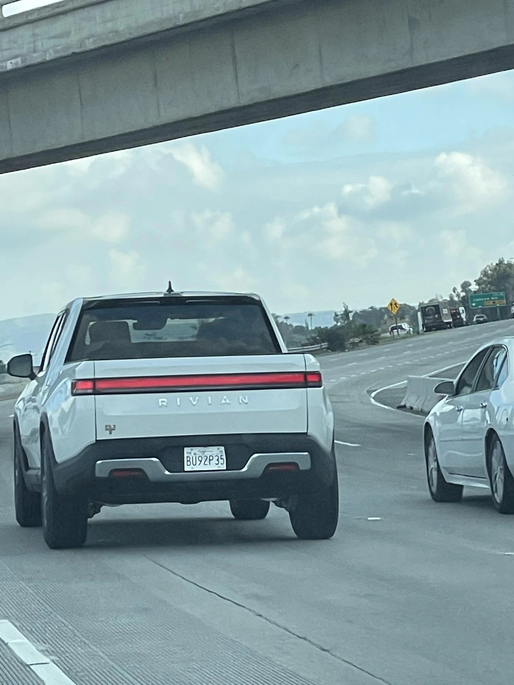 Rivian R1T R1S GLACIER WHITE R1T  Photos F87882B4-DC8D-40C1-BAE2-41FD8ED5C29D