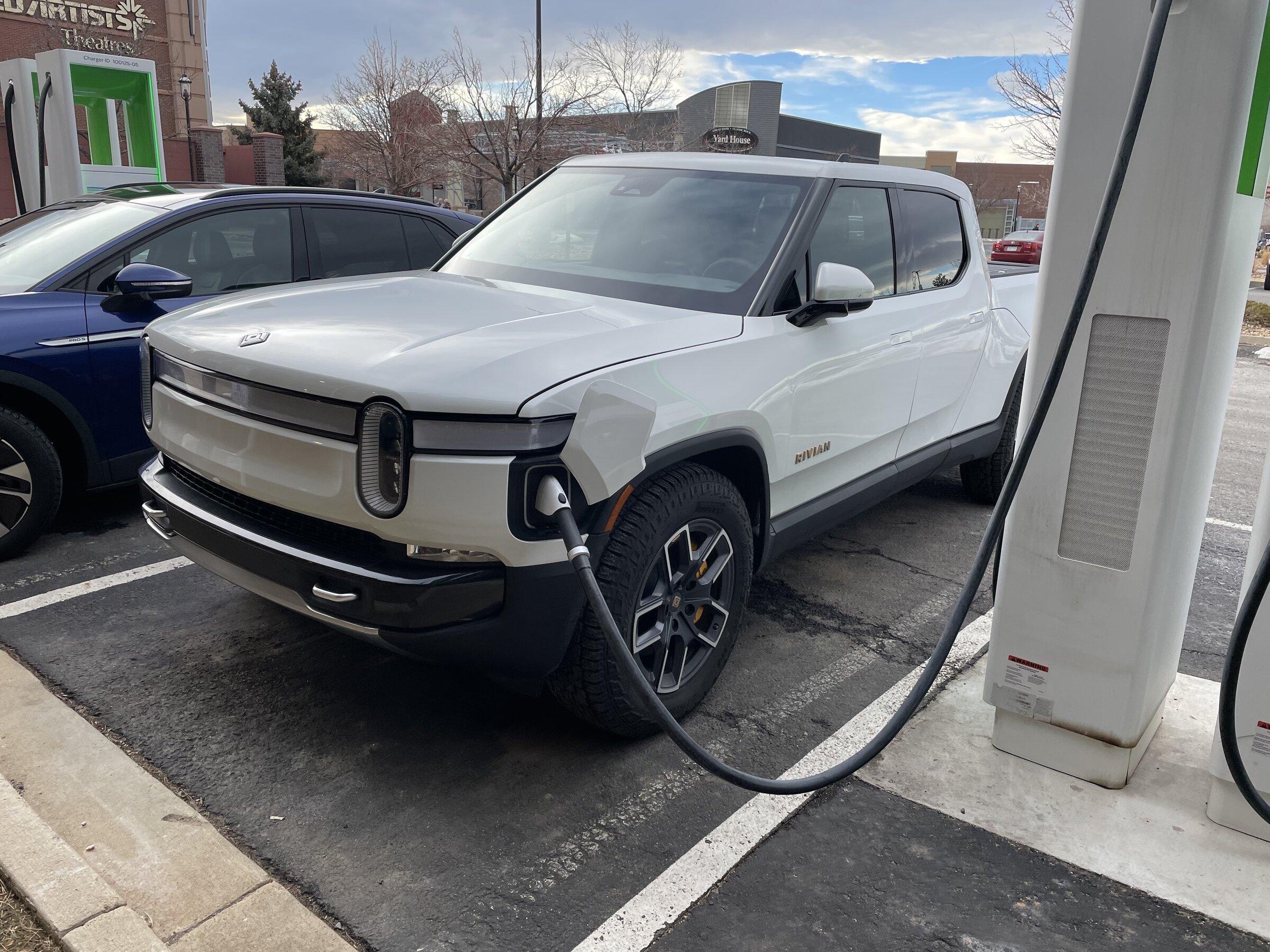 Rivian R1T R1S GLACIER WHITE R1T  Photos 2AC6598A-1E5B-44C2-89EB-5FC9132530C6