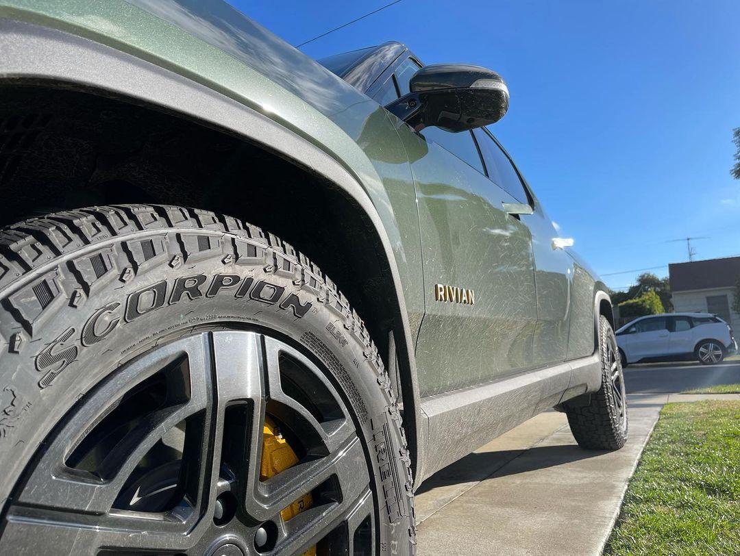 Rivian R1T R1S FOREST GREEN R1T Photos 271894354_447420773748340_1670504266558446080_n