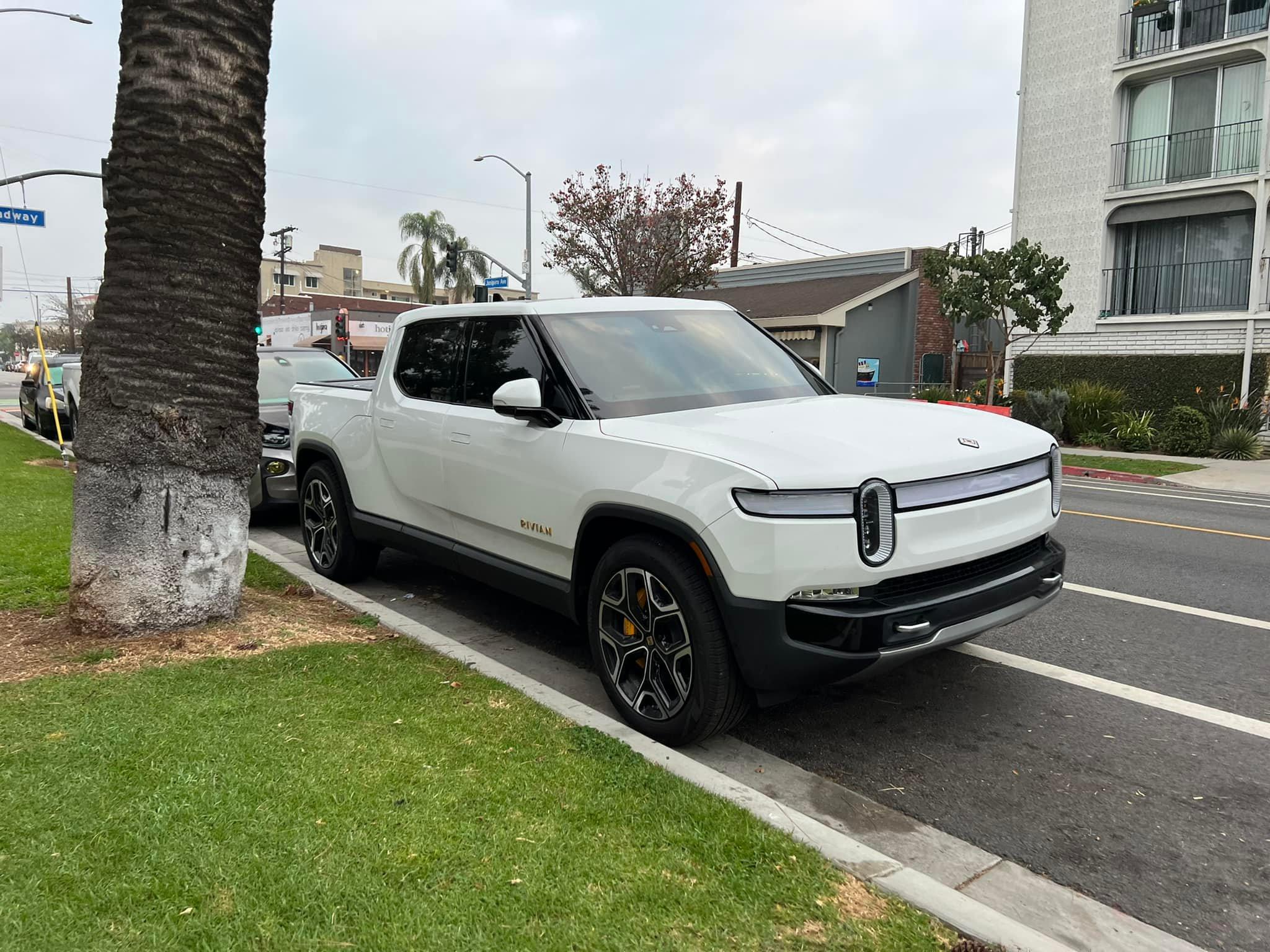 Rivian R1T R1S GLACIER WHITE R1T  Photos 272222170_10102874968661579_8655786473054551055_n