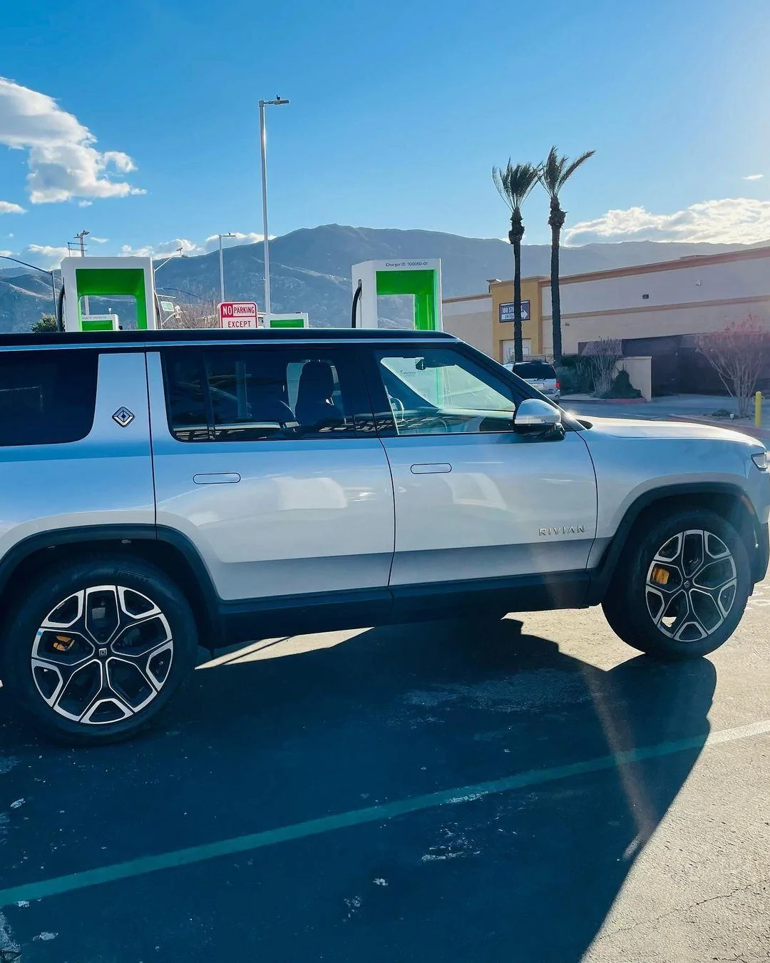 Rivian R1T R1S LA SILVER Rivian Photos 272244755_355903136002809_7323411607215747862_n
