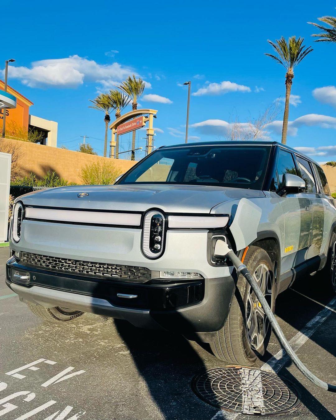 Rivian R1T R1S LA SILVER Rivian Photos 272269100_1525762327824221_2626346957287291846_n