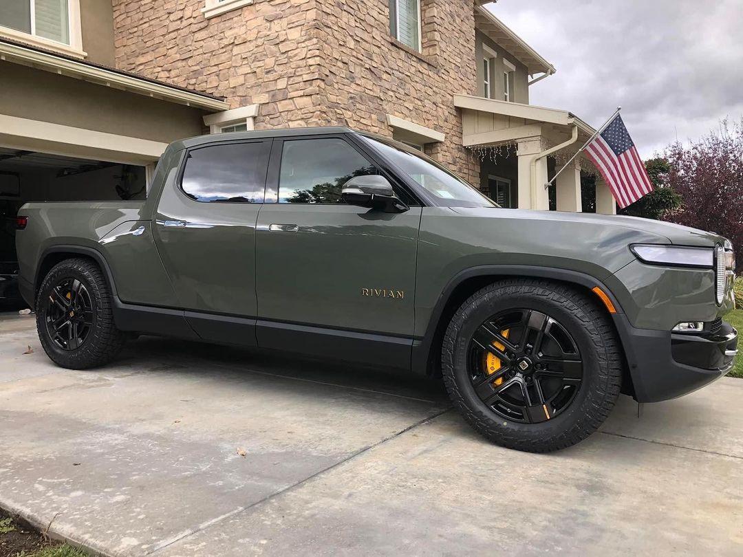 Rivian R1T R1S LAUNCH GREEN R1T Photos 272370595_247865707377164_1437117272202859908_n