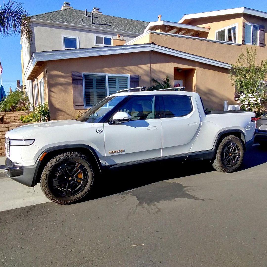 Rivian R1T R1S GLACIER WHITE R1T  Photos 272371072_478859120532430_3532684497343283298_n